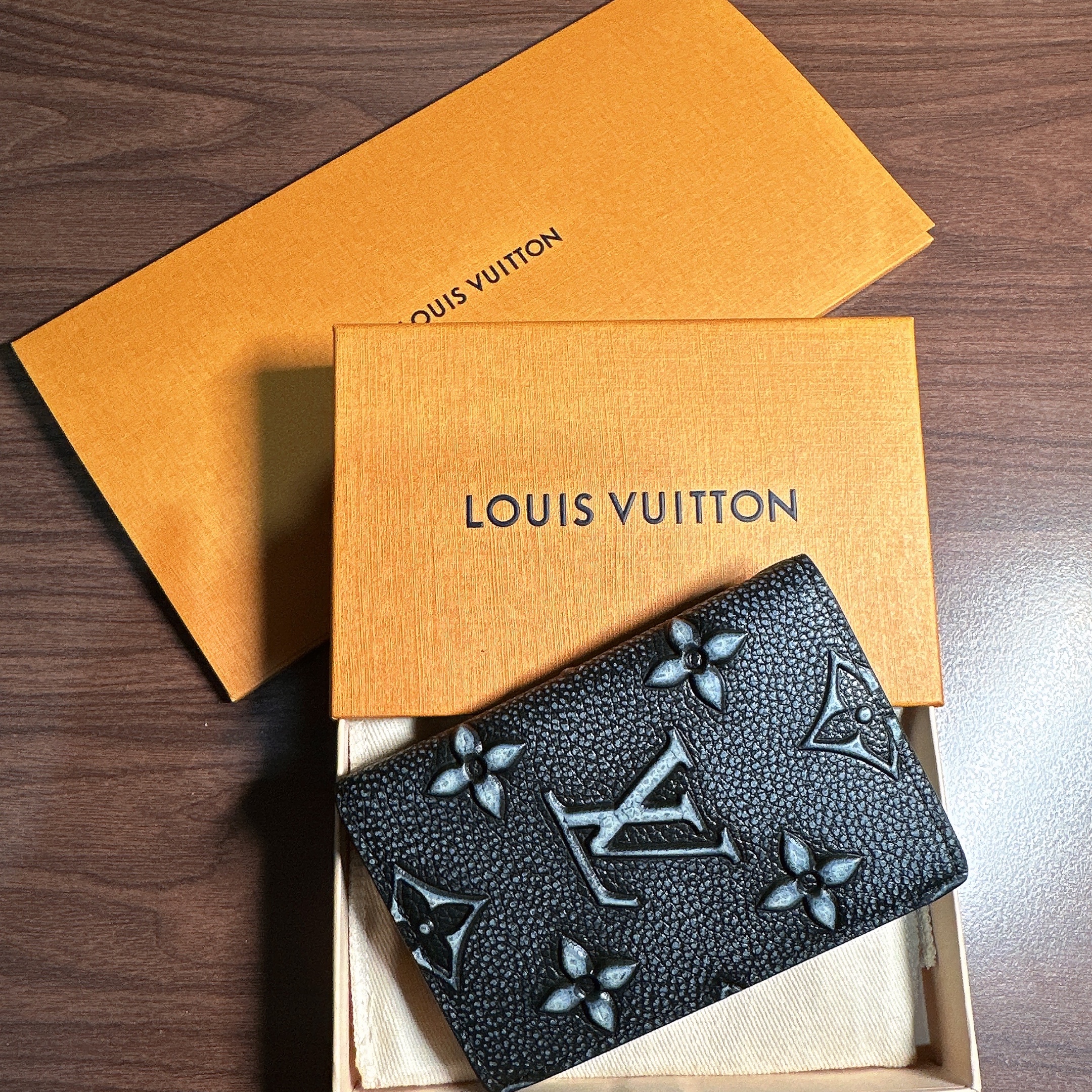 Louis Vuitton Pocket Organizer LV Faded Charcoal 착용 스타일 - 2