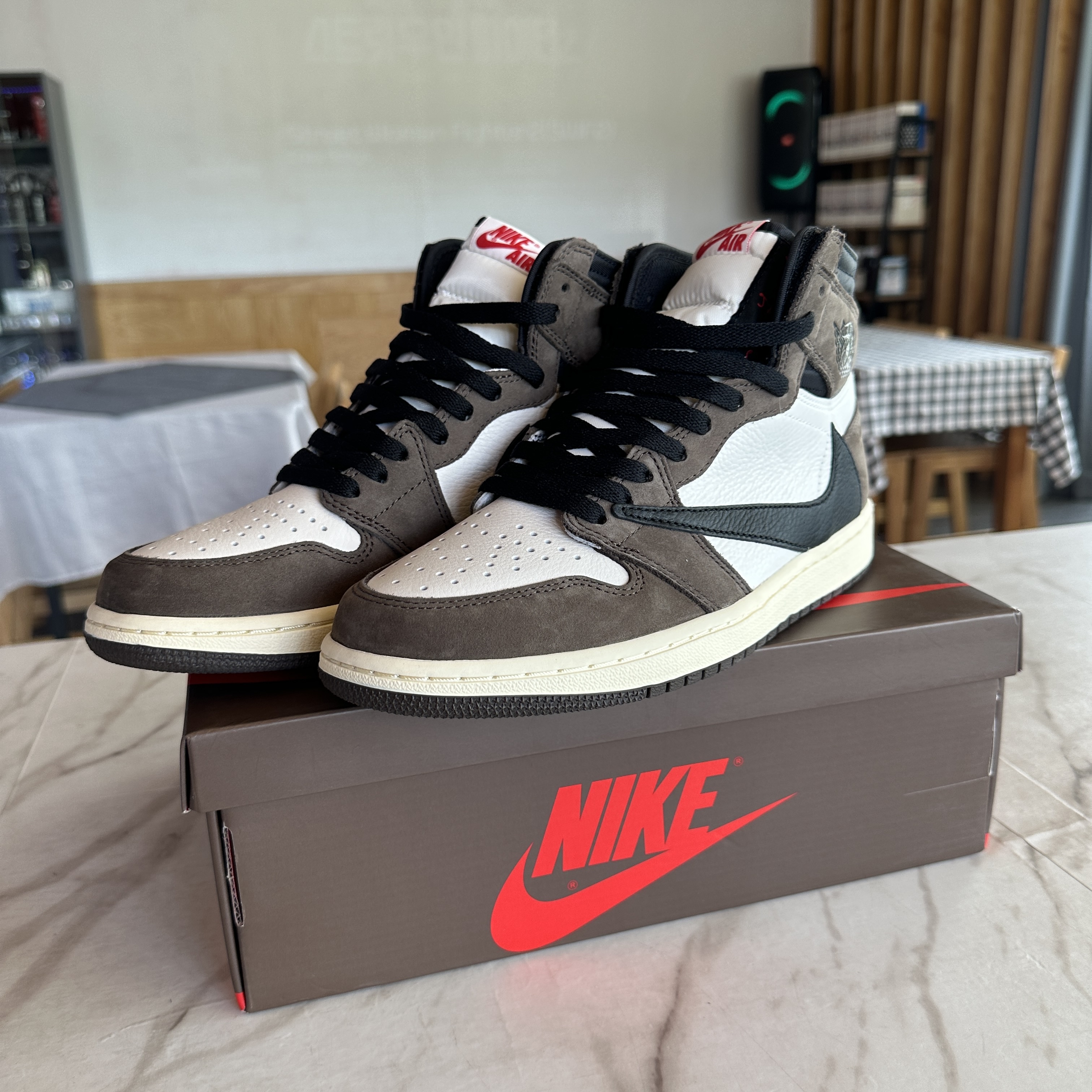 Jordan 1 x Travis Scott Retro High OG SP Mocha, Samsung The Freestyle All Round Player White (Korean Ver.) 착용 스타일 - 1
