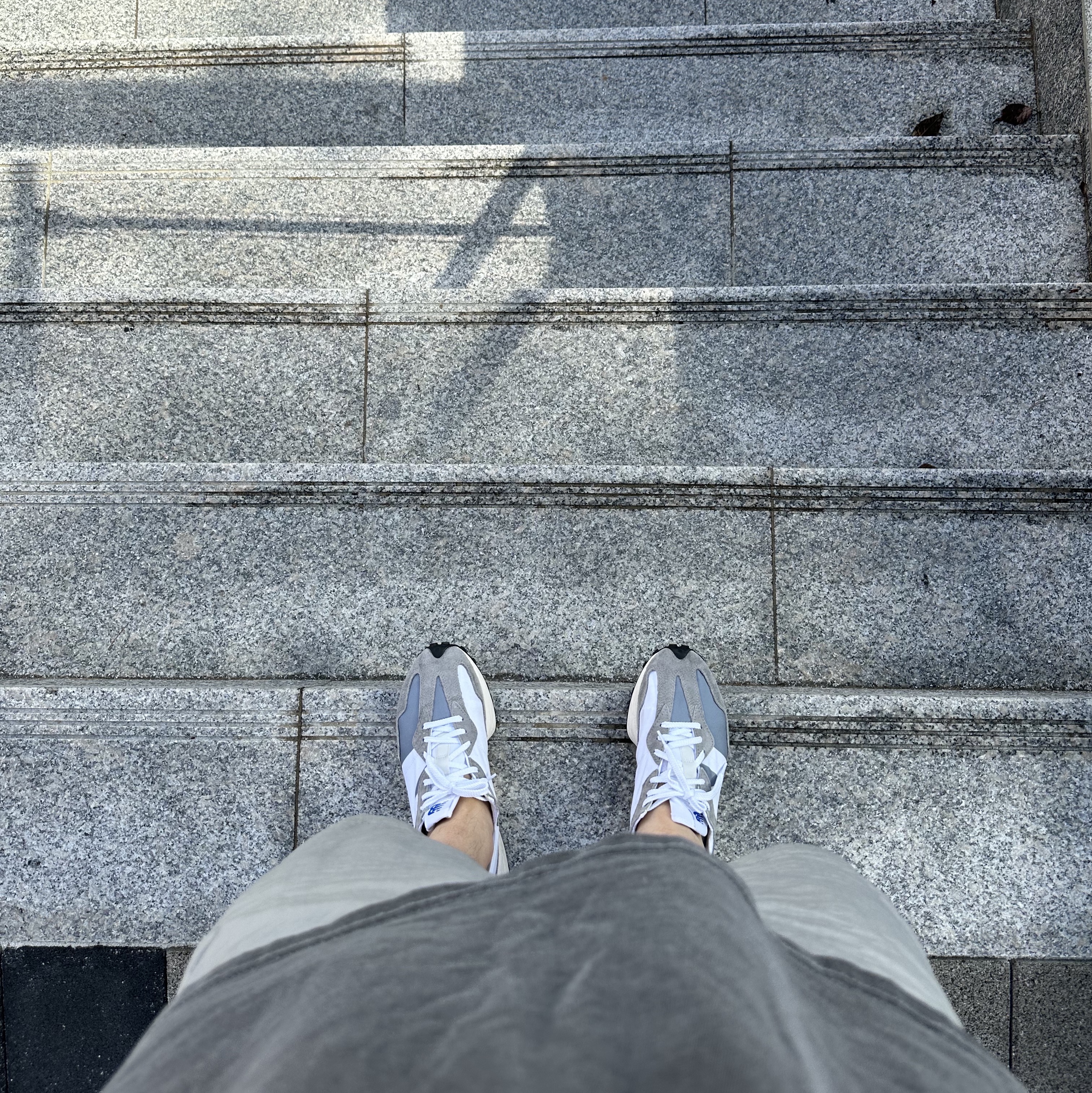 New Balance 327 Grey 착용 스타일