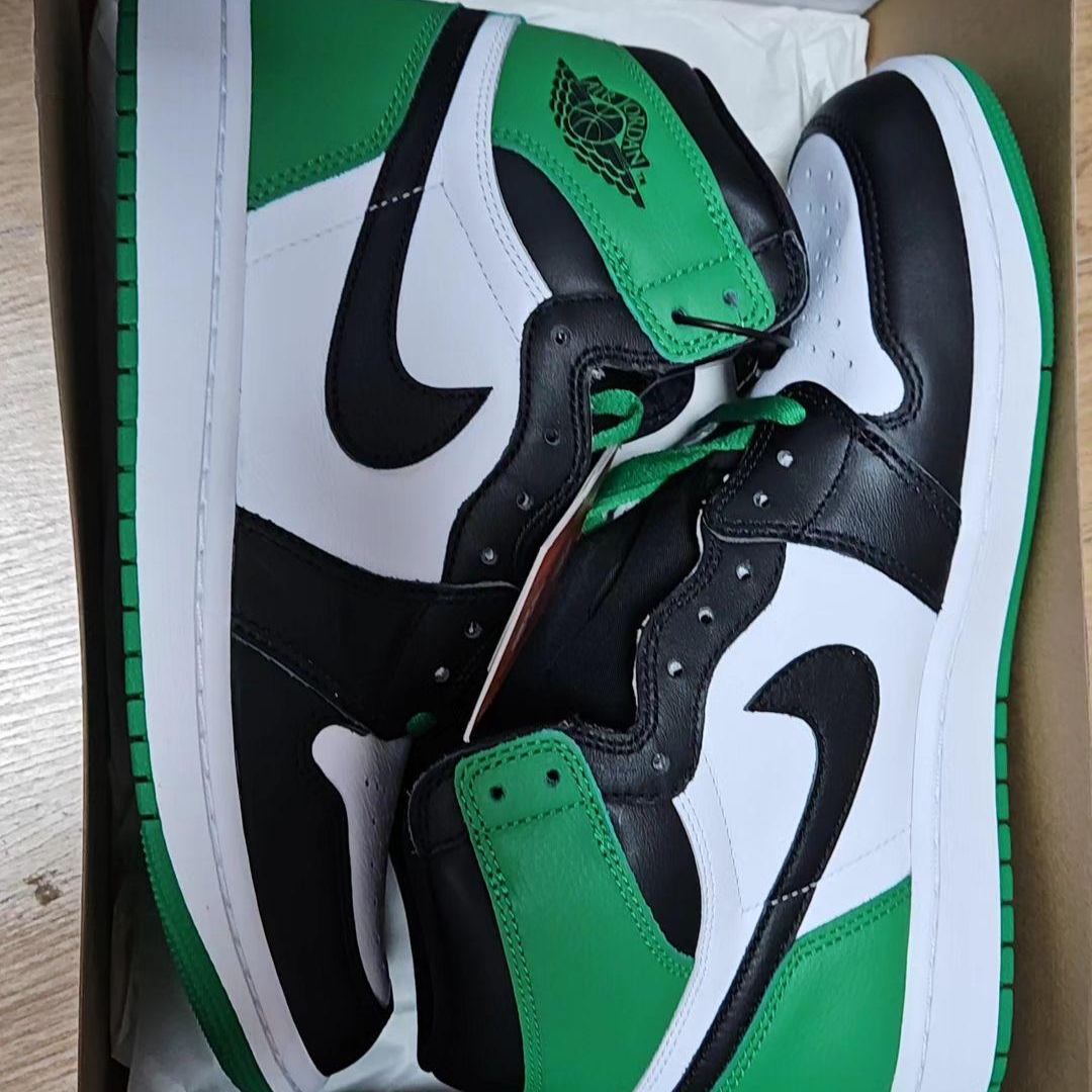 Jordan 1 Retro High OG Black and Lucky Green 착용 스타일