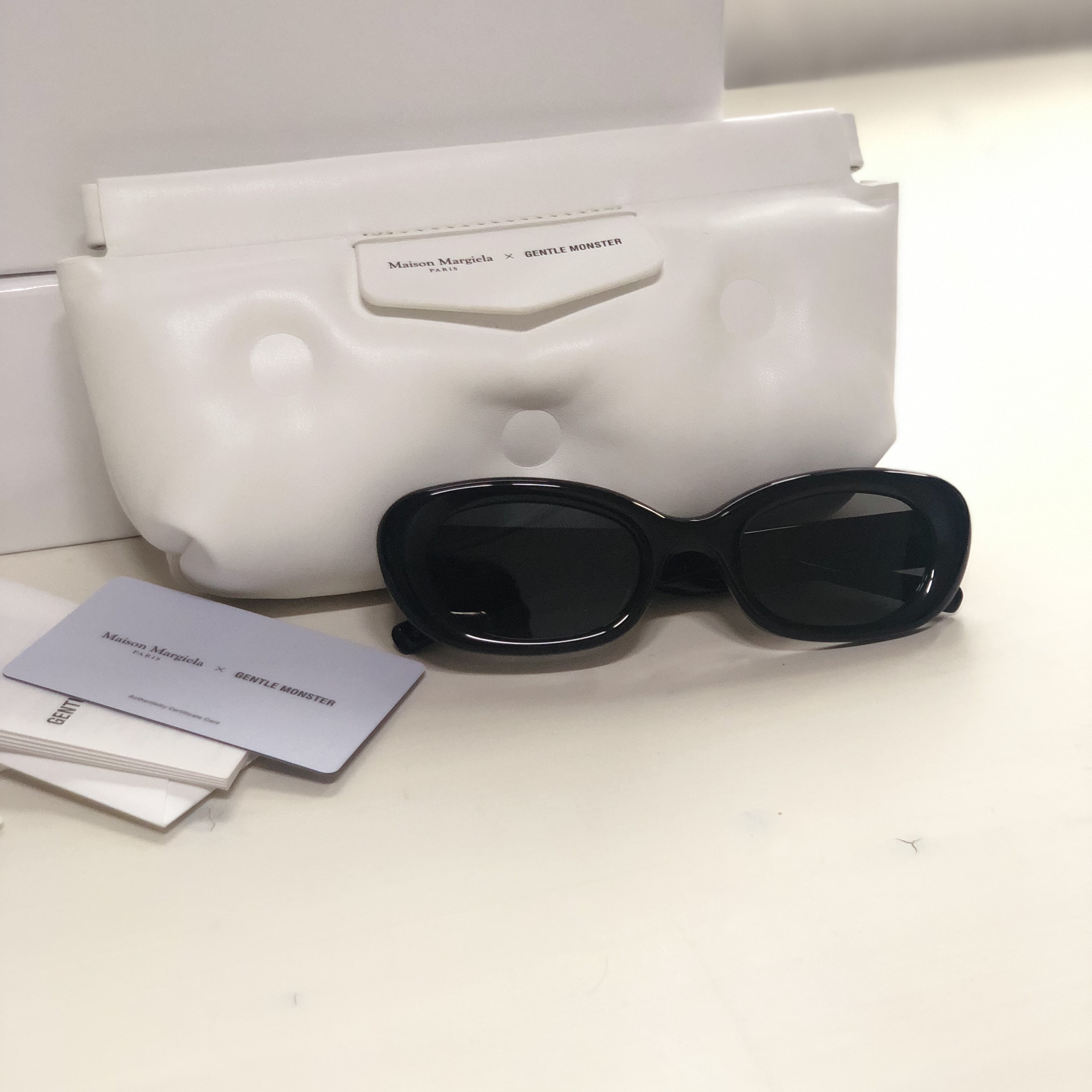 Gentle Monster x Maison Margiela MM004 Black Black 착용 스타일 - 2