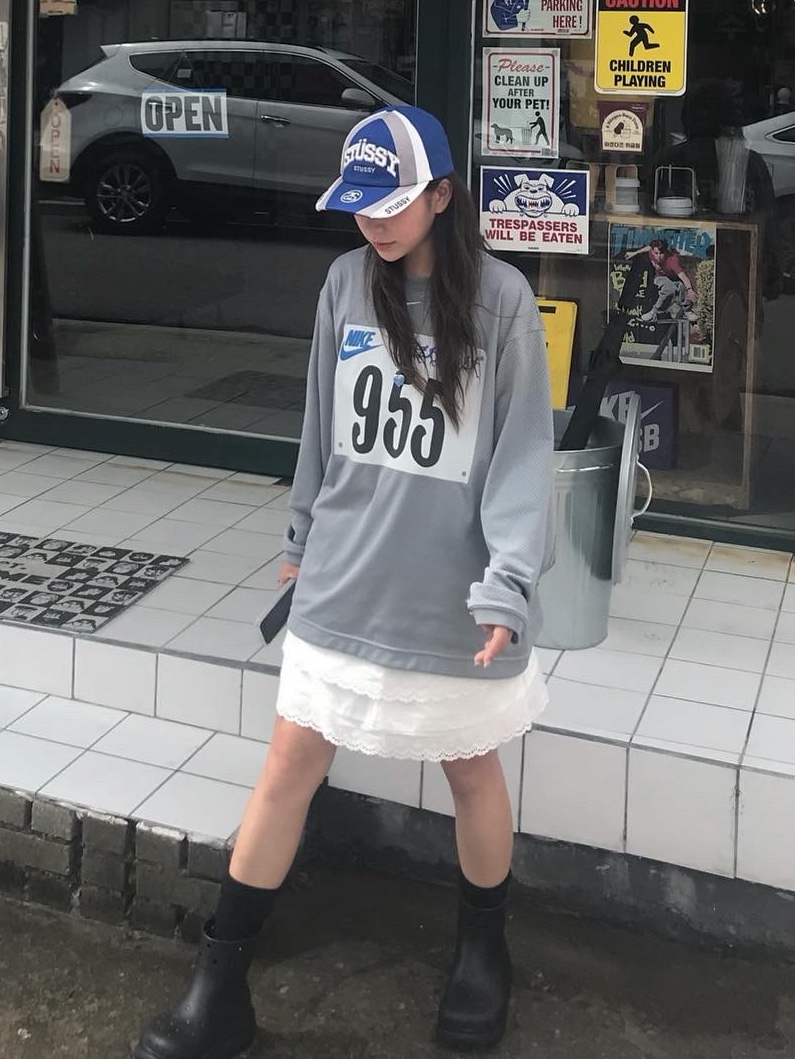 Stussy Souvenir Low Pro Strapback Cap Blue, Nike x Cactus Plant Flea Market L/S Jersey Grey - Asia 착용 스타일 - 2