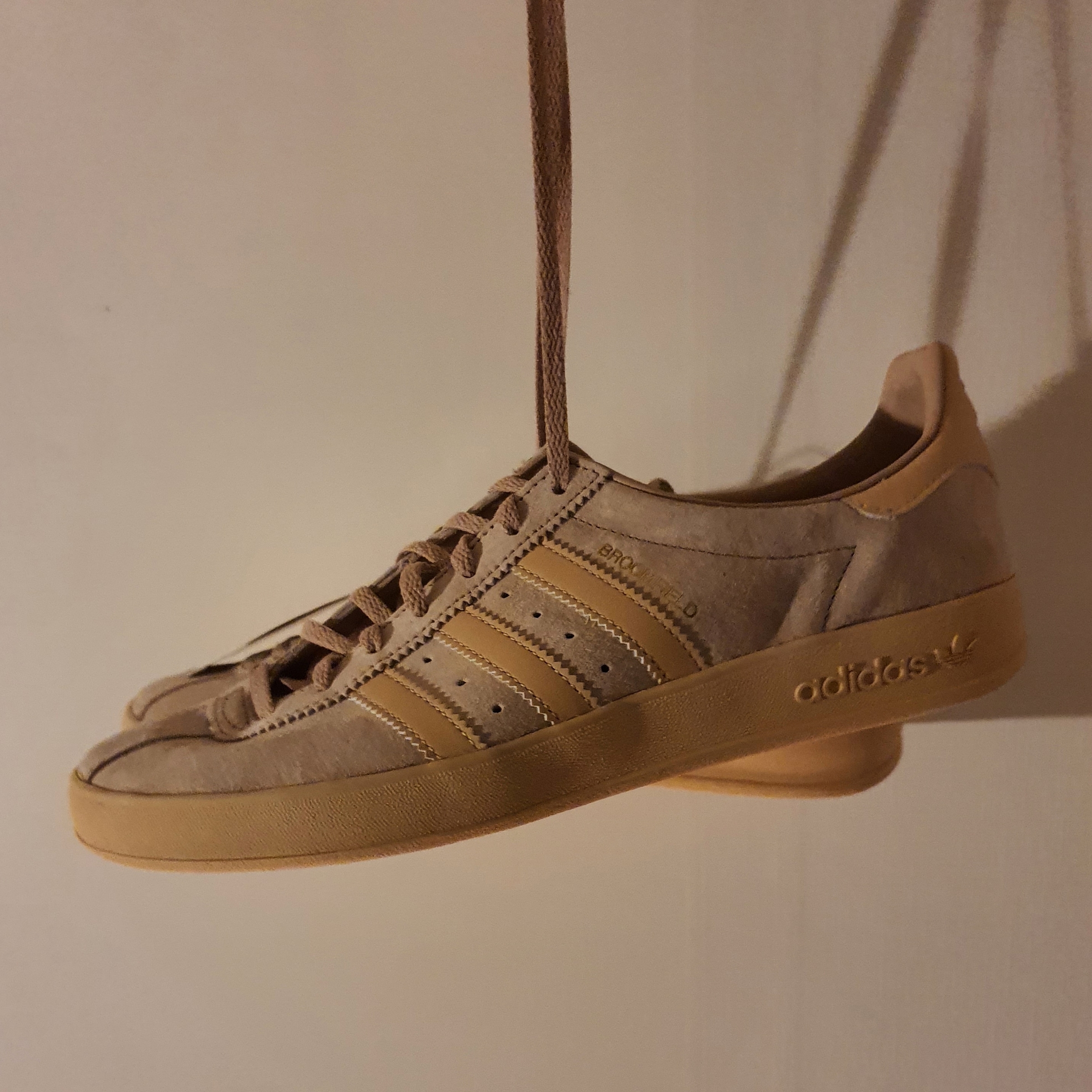 Adidas Broomfield Ash Pearl 착용 스타일