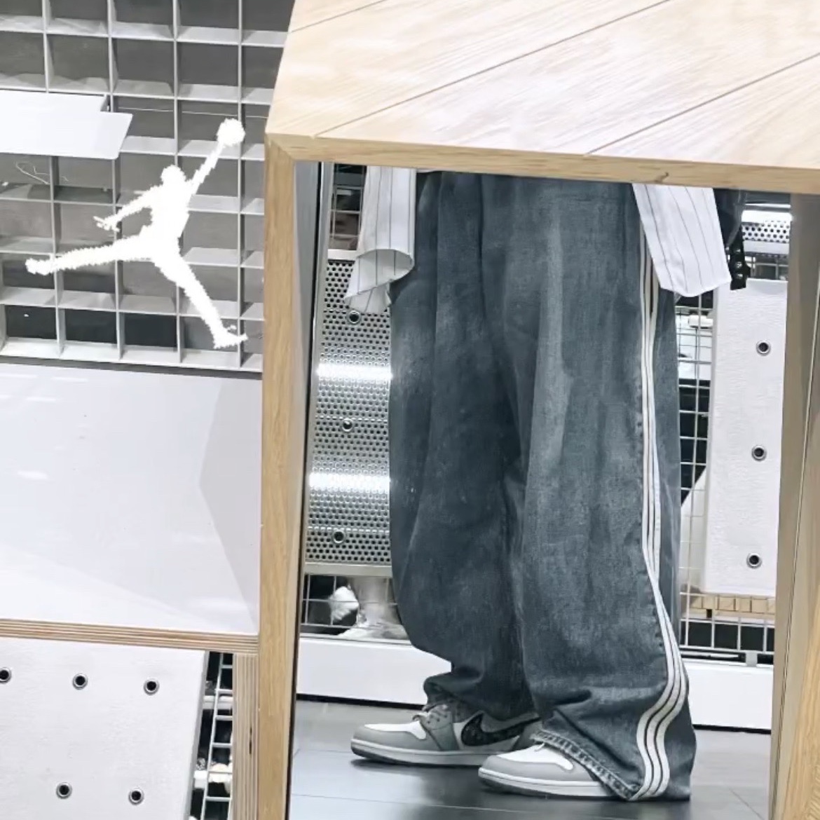 Jordan 1 x Dior High OG, Balenciaga x Adidas Large Baggy Trousers Blue 착용 스타일