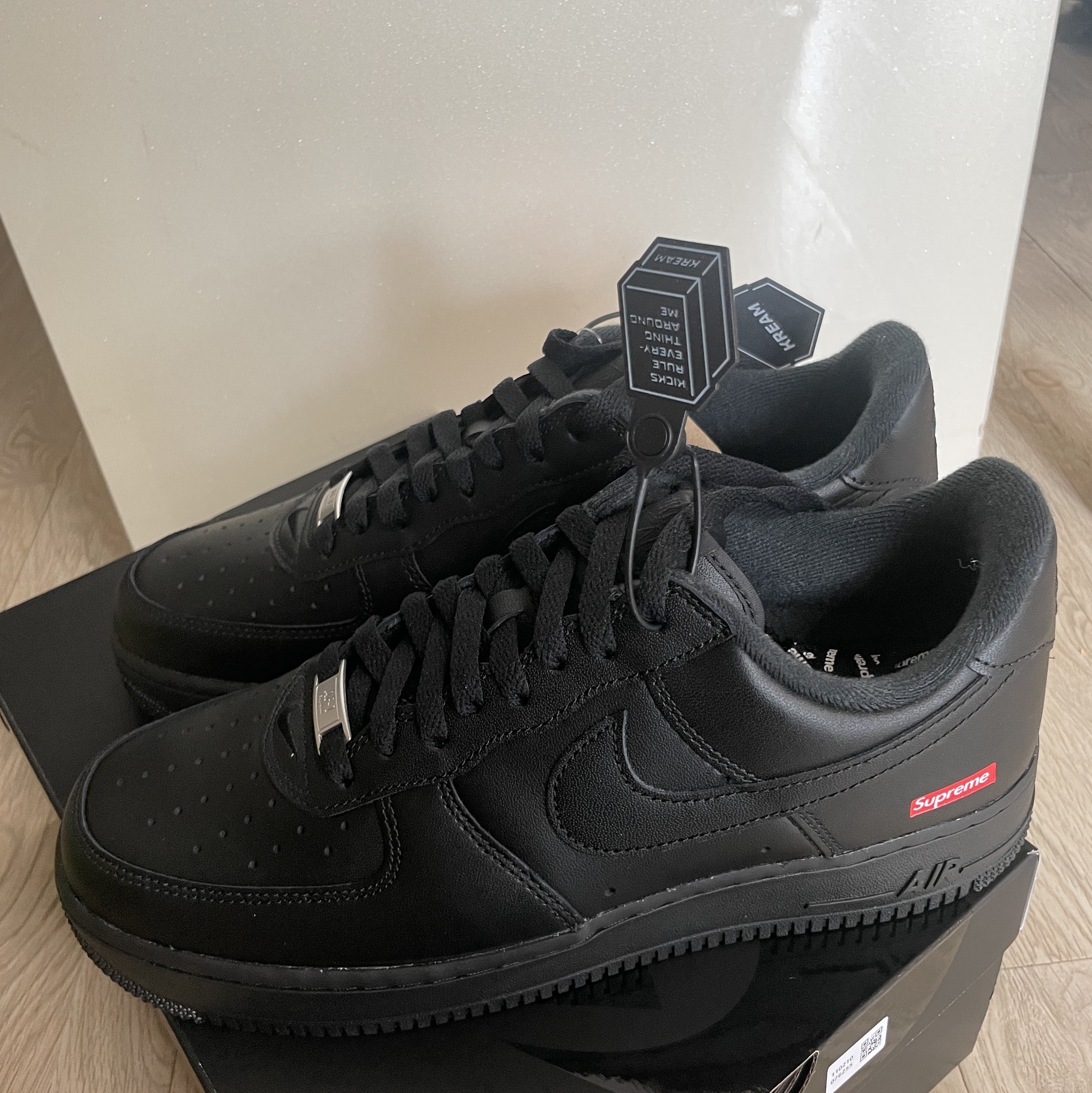 Nike x Supreme Air Force 1 Low Black 착용 스타일 - 2