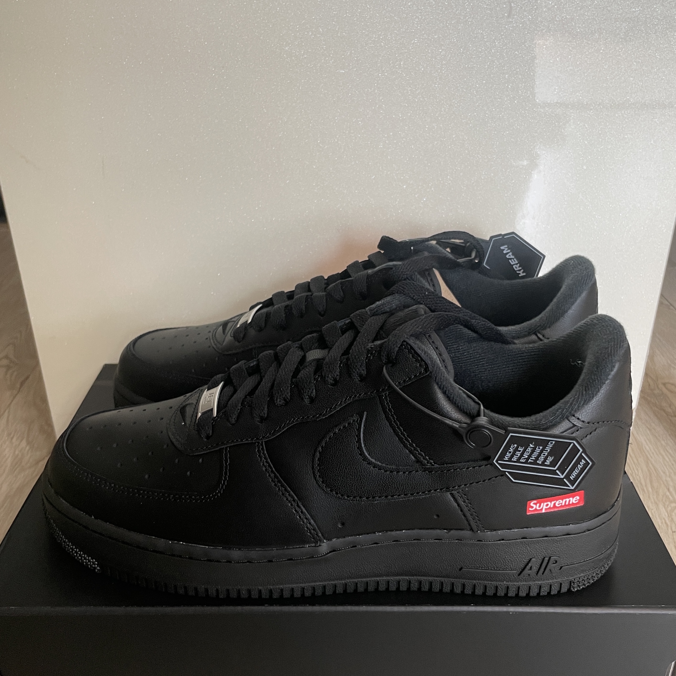 Nike x Supreme Air Force 1 Low Black 착용 스타일 - 1