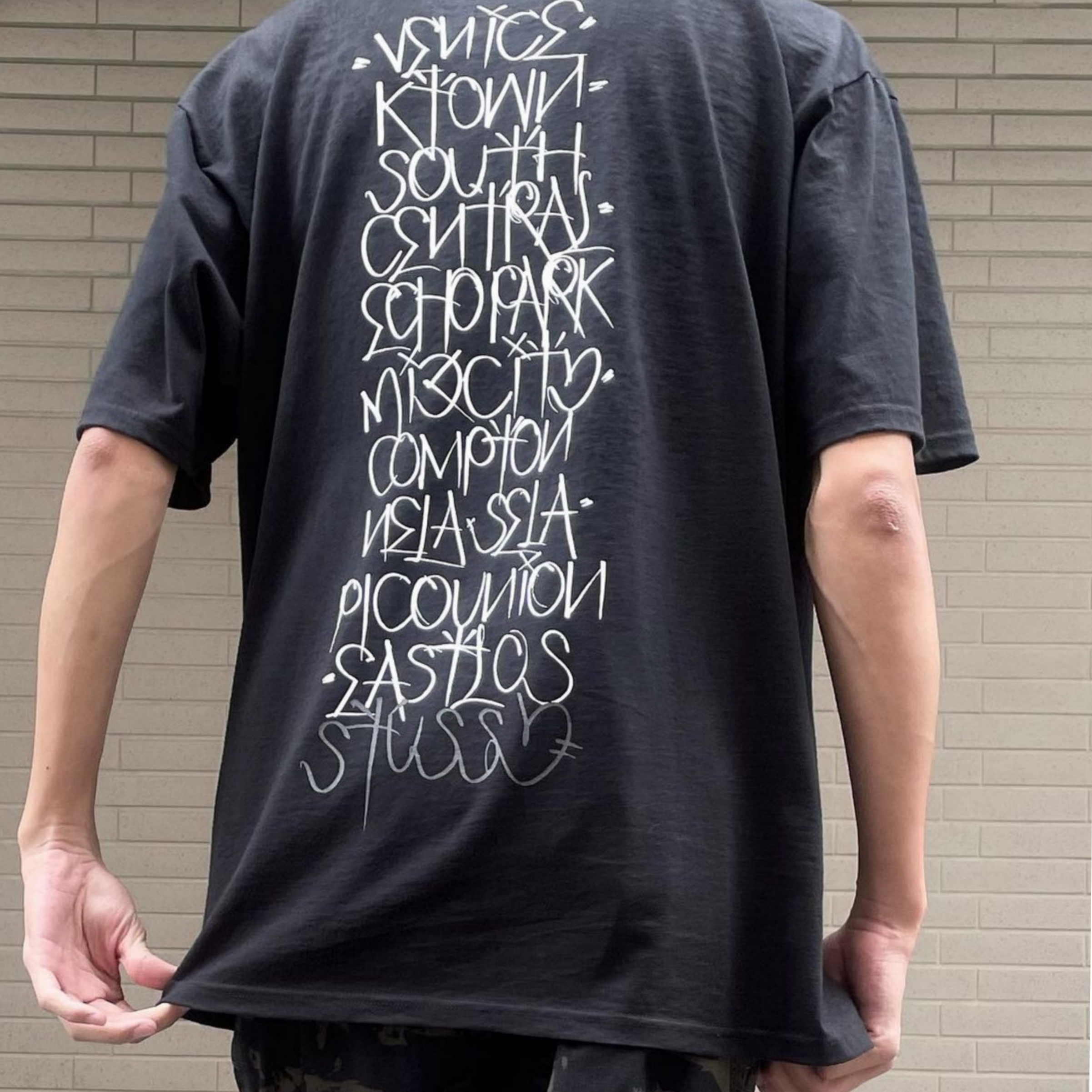 Stussy x Born X Raised Handstyles T-Shirt Black 착용 스타일 - 3