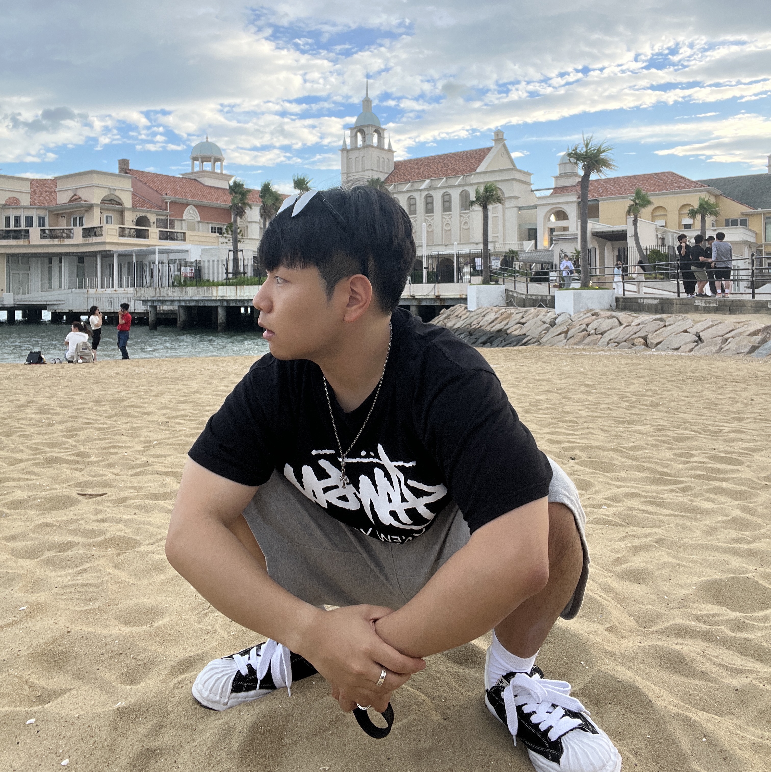 Stussy Tour T-Shirt Black, Maison Mihara Yasuhiro Blakey OG Sole Canvas Low-top Sneakers Black White 착용 스타일 - 2