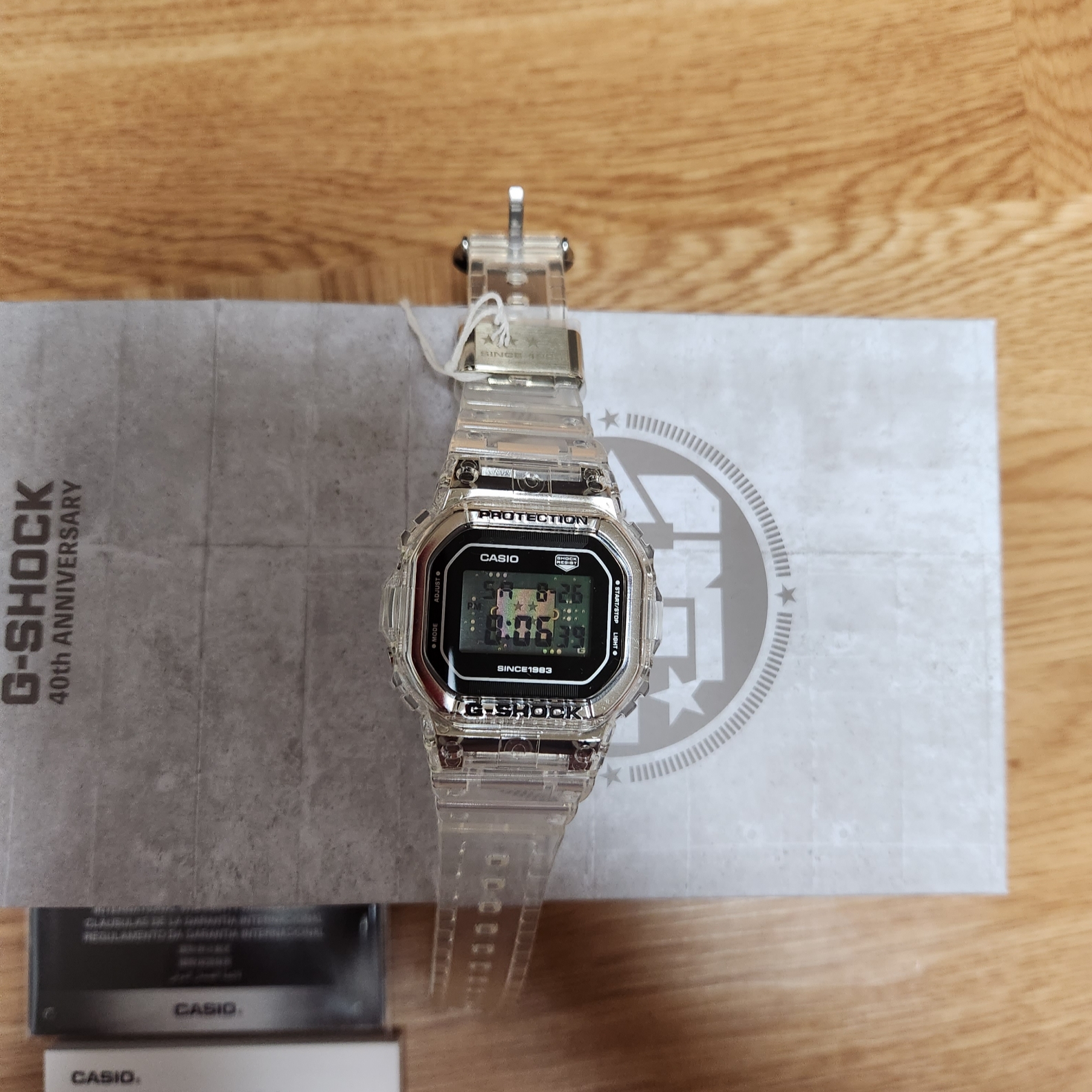 Casio G-Shock 40th Anniversary Clear Remix 5000 Series DW-5040RX-7 Clear 착용 스타일 - 1