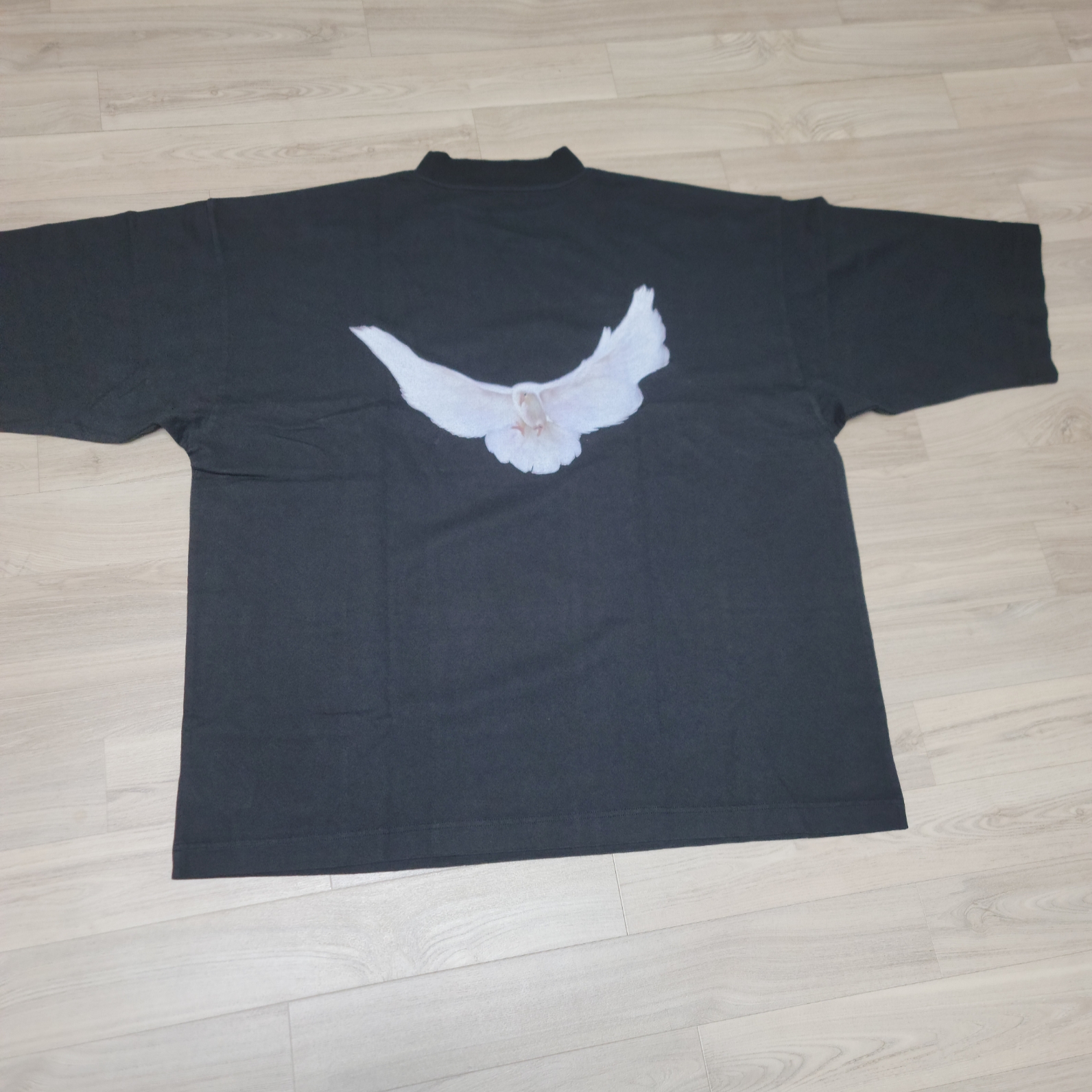 Yeezy Gap Engineered By Balenciaga Dove 3/4 Sleeve T-Shirt Black 착용 스타일