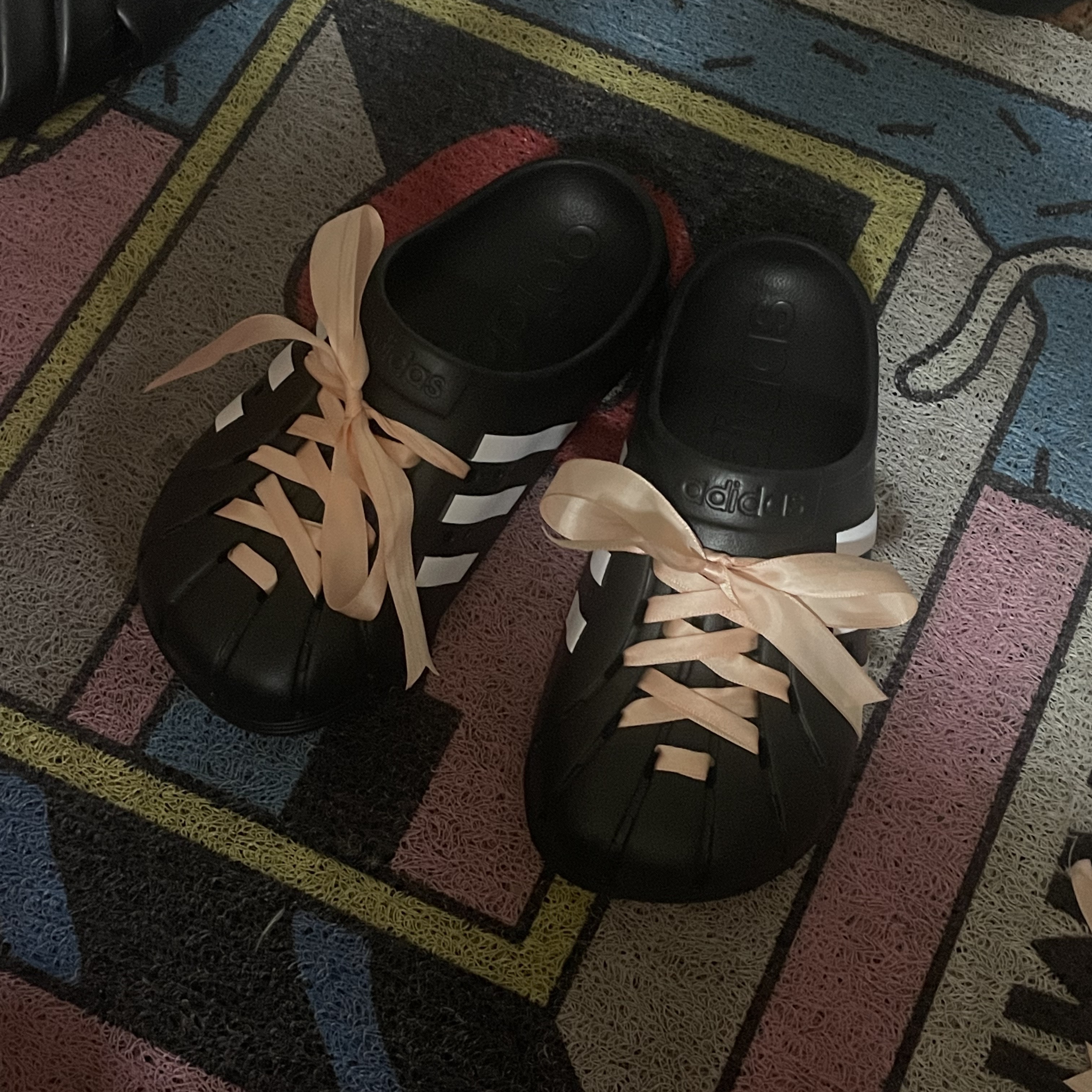 Adidas Adilette Clog Black White 착용 스타일