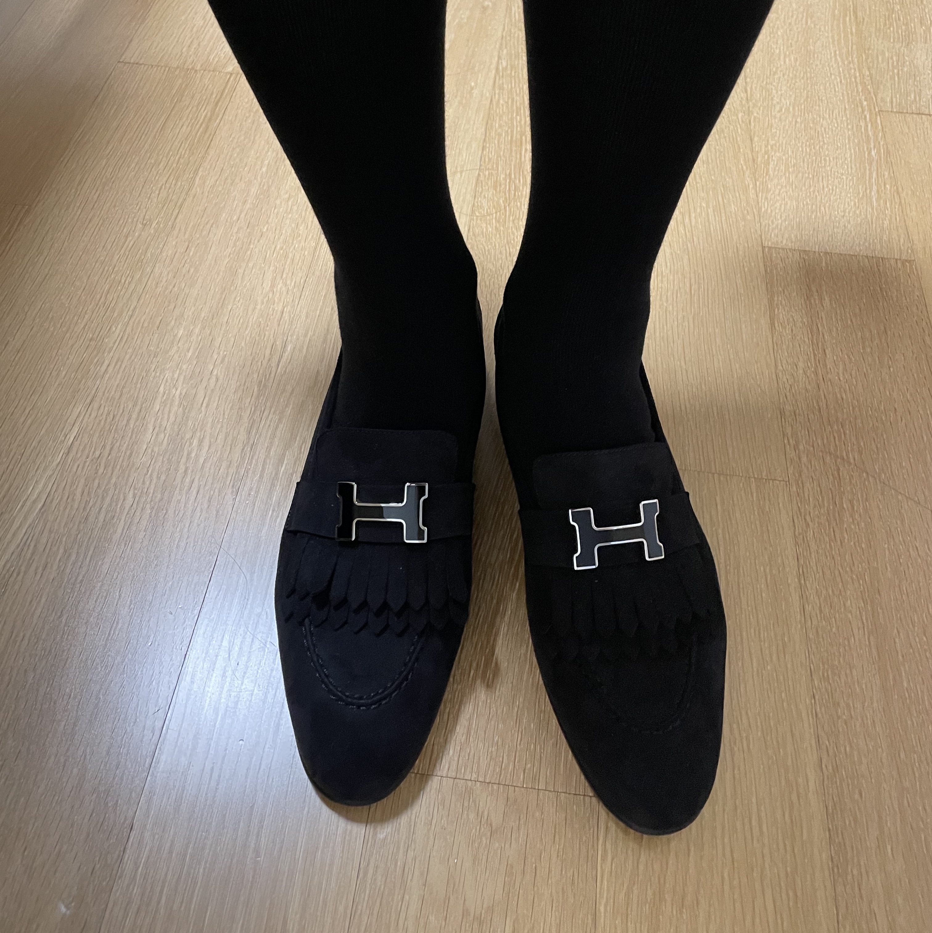 (W) Hermes Royal Loafers Suede Goatskin & Lacquered Palladium Noir 착용 스타일 - 2