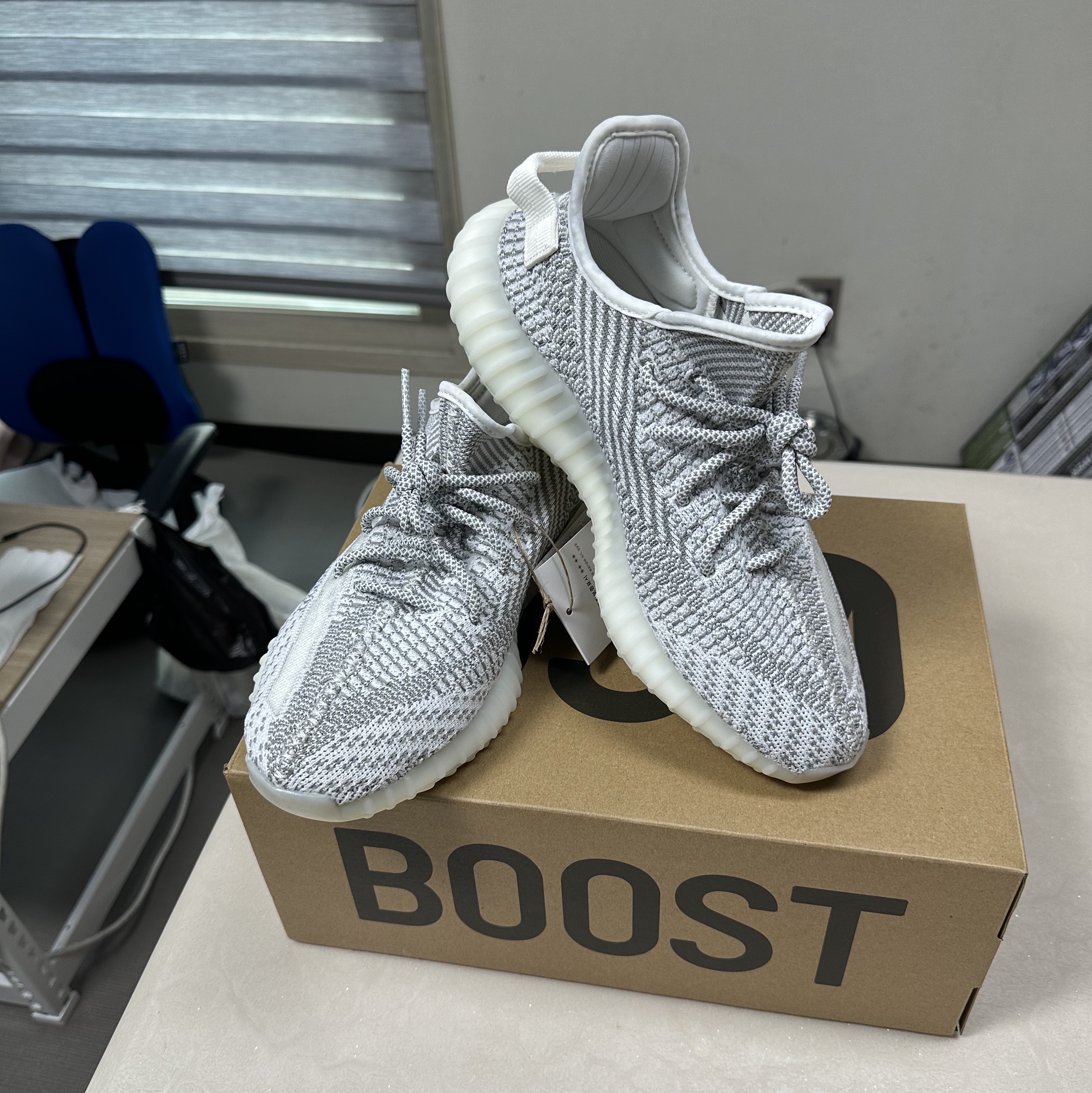 Adidas Yeezy Boost 350 V2 Static 2023 착용 스타일 - 5