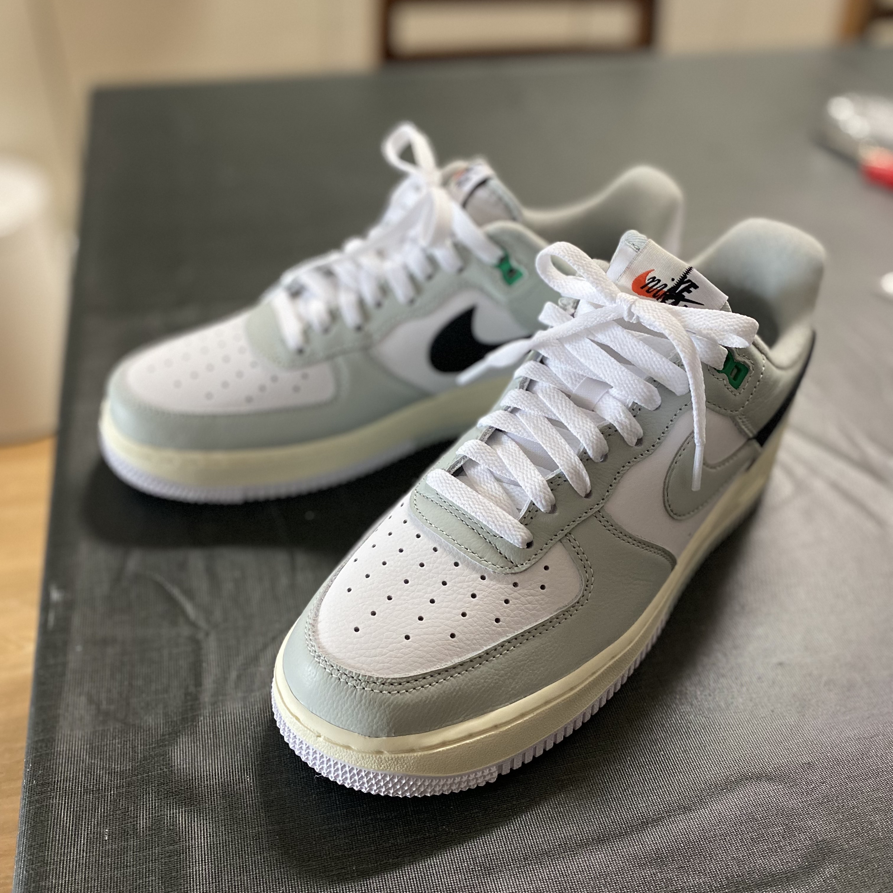 Nike Air Force 1 '07 LV8 Light Silver Black 착용 스타일 - 1