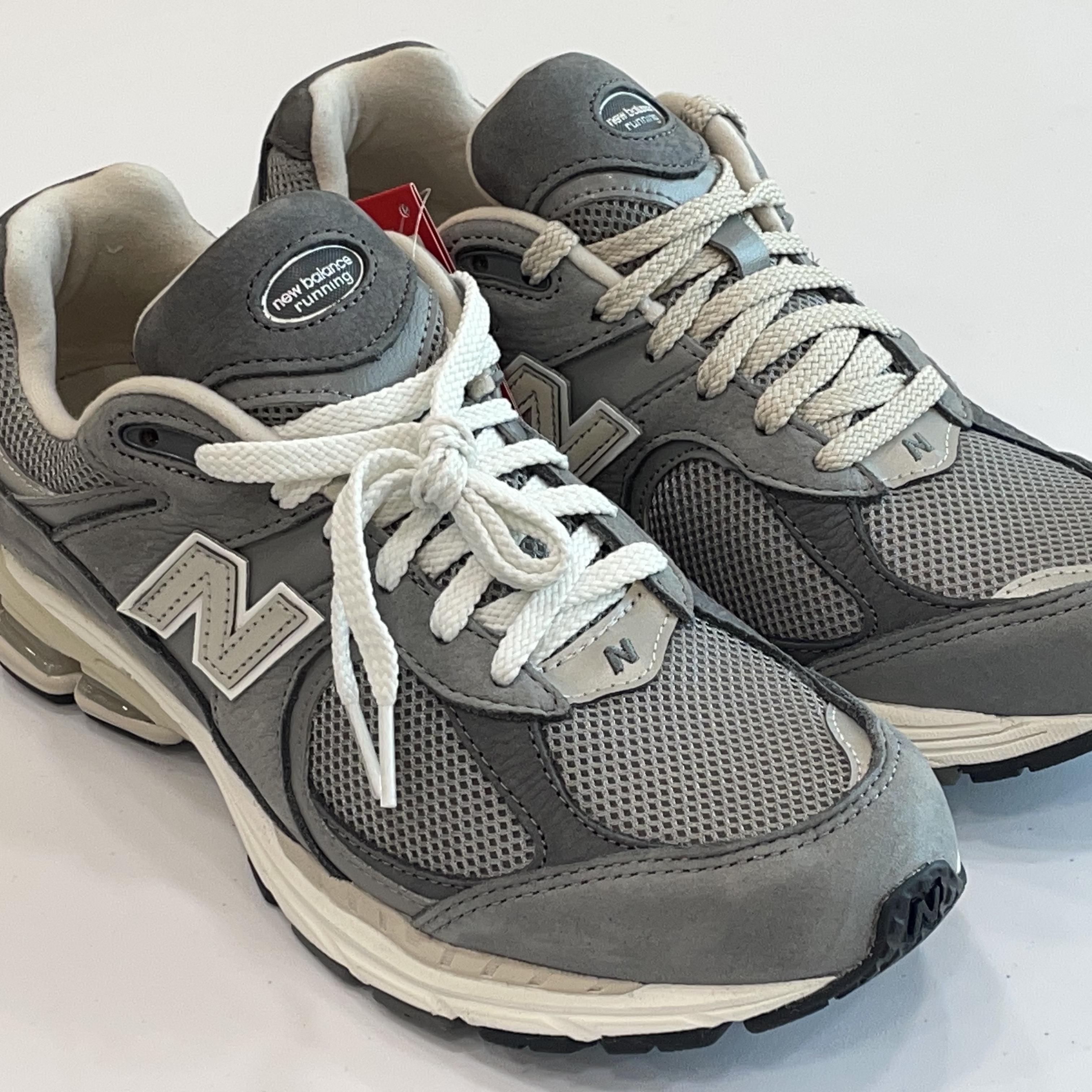 New Balance 2002R Premium Vintage Grey 착용 스타일 - 1