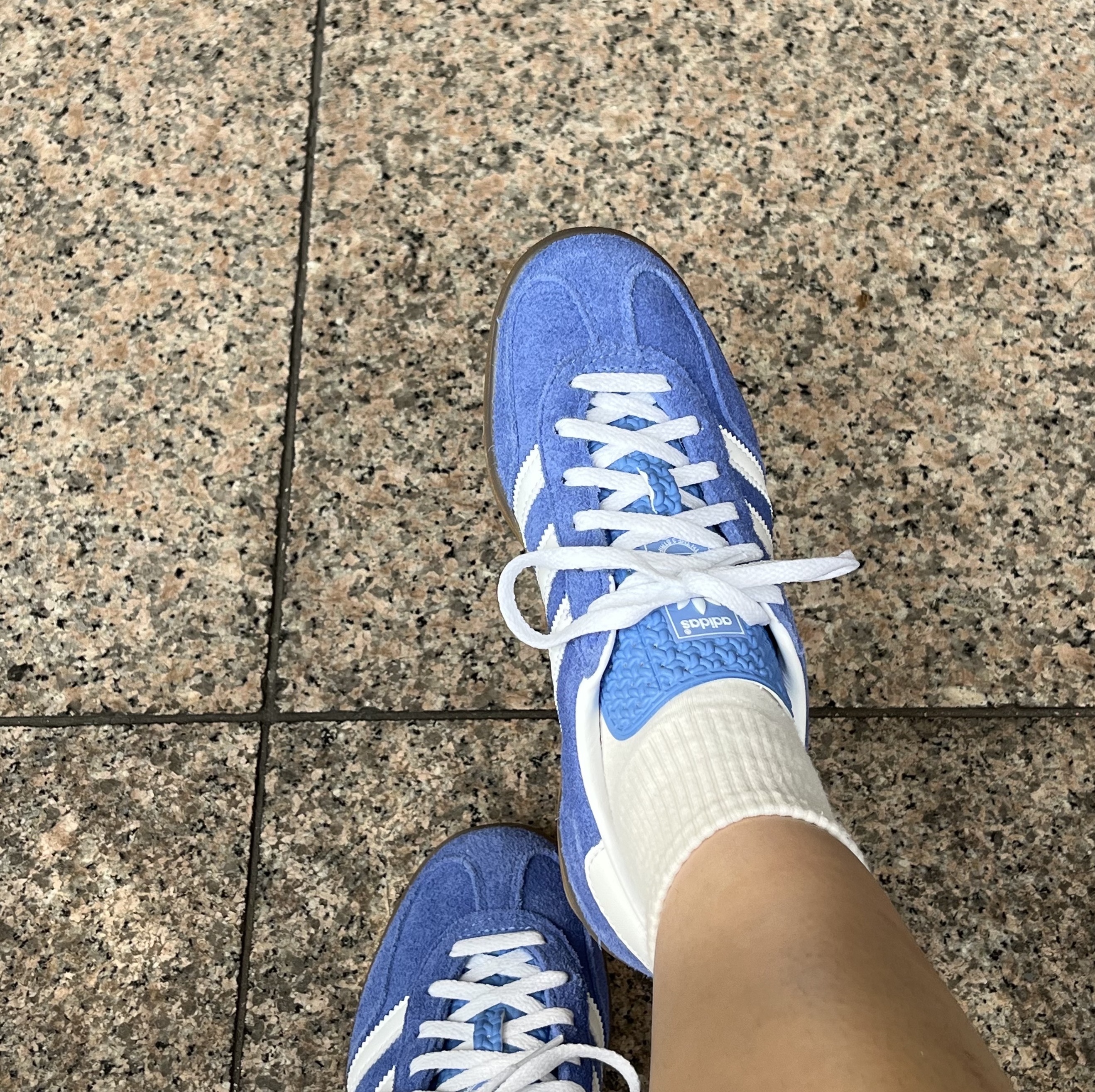 (W) Adidas Gazelle Indoor Blue Fusion Cloud White 착용 스타일