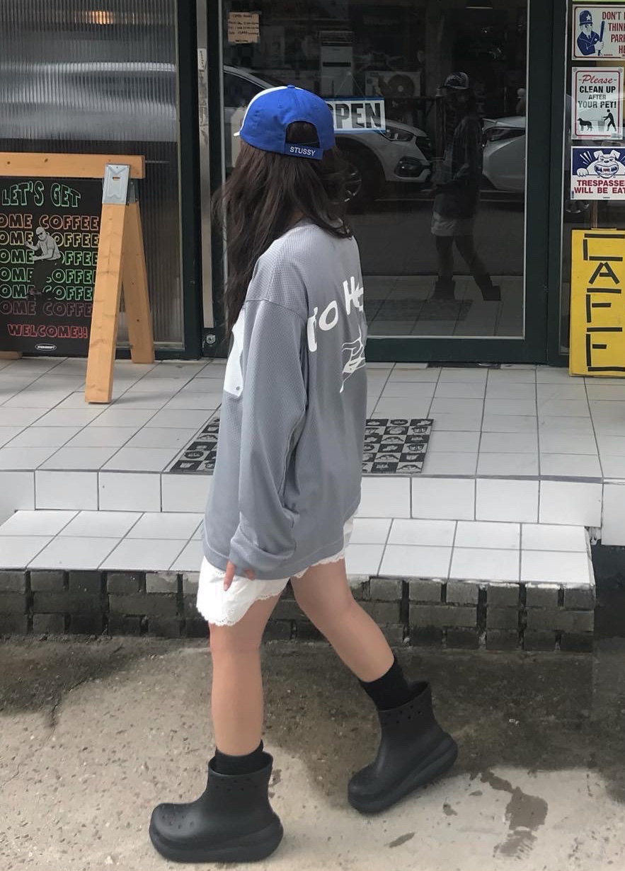 Stussy Souvenir Low Pro Strapback Cap Blue, Crocs Classic Crush Boot Black 착용 스타일 - 2