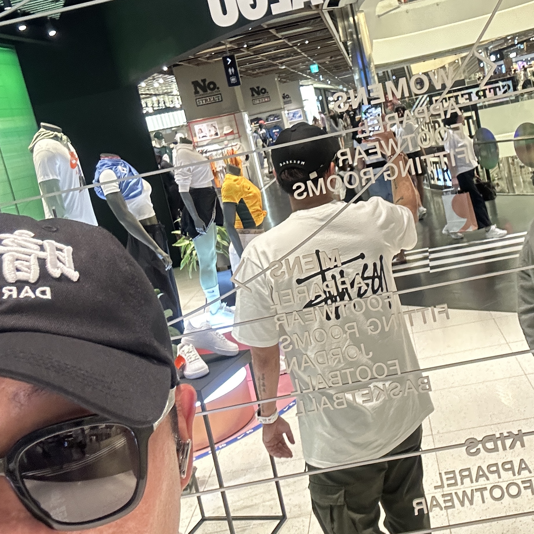 Darkr8m Studio White Logo Cap, Stussy Basic Stussy T-Shirt White 2023 착용 스타일 - 2