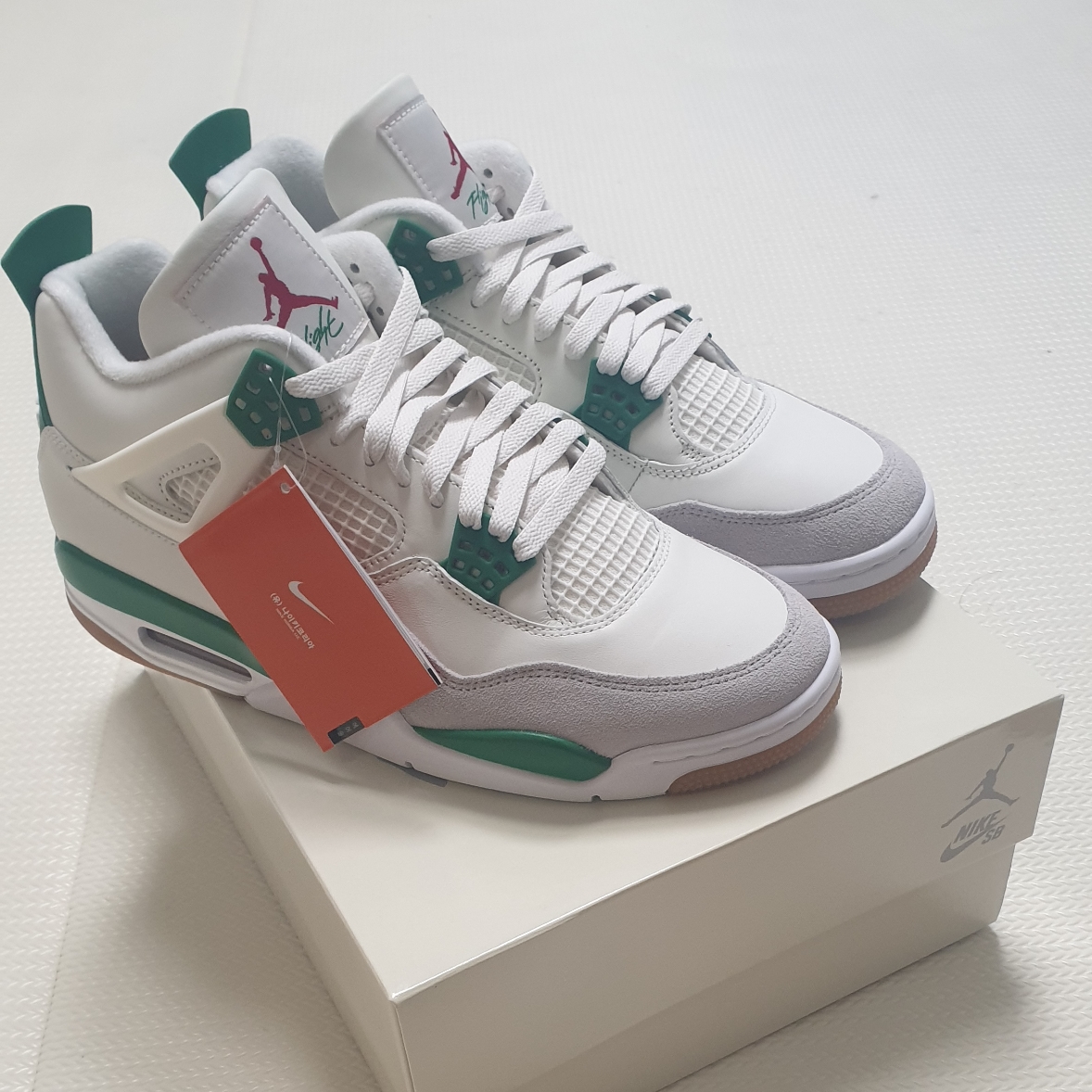 Jordan 4 x Nike SB Retro SP Pine Green 착용 스타일