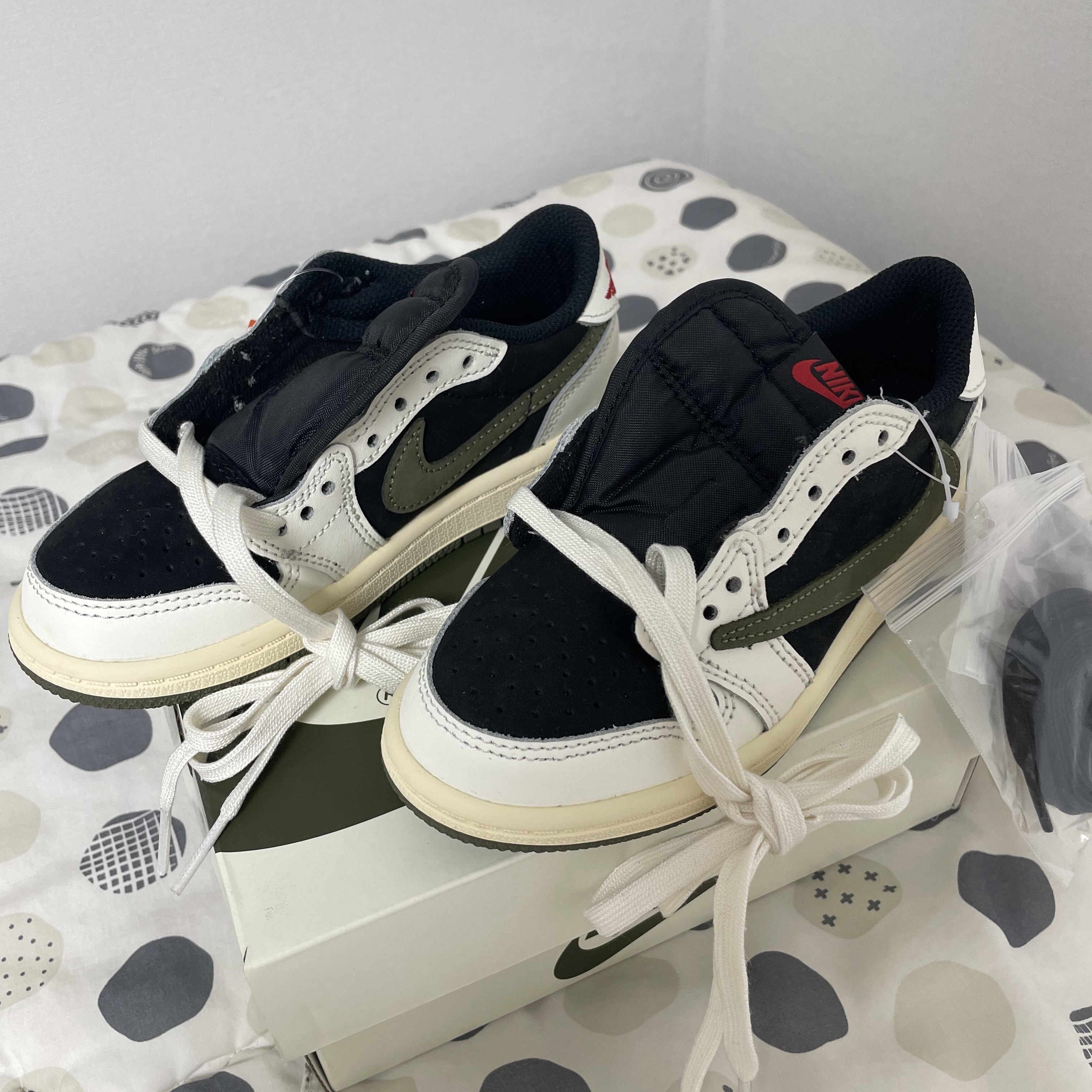 (PS) Jordan 1 x Travis Scott Retro Low OG SP Medium Olive 착용 스타일