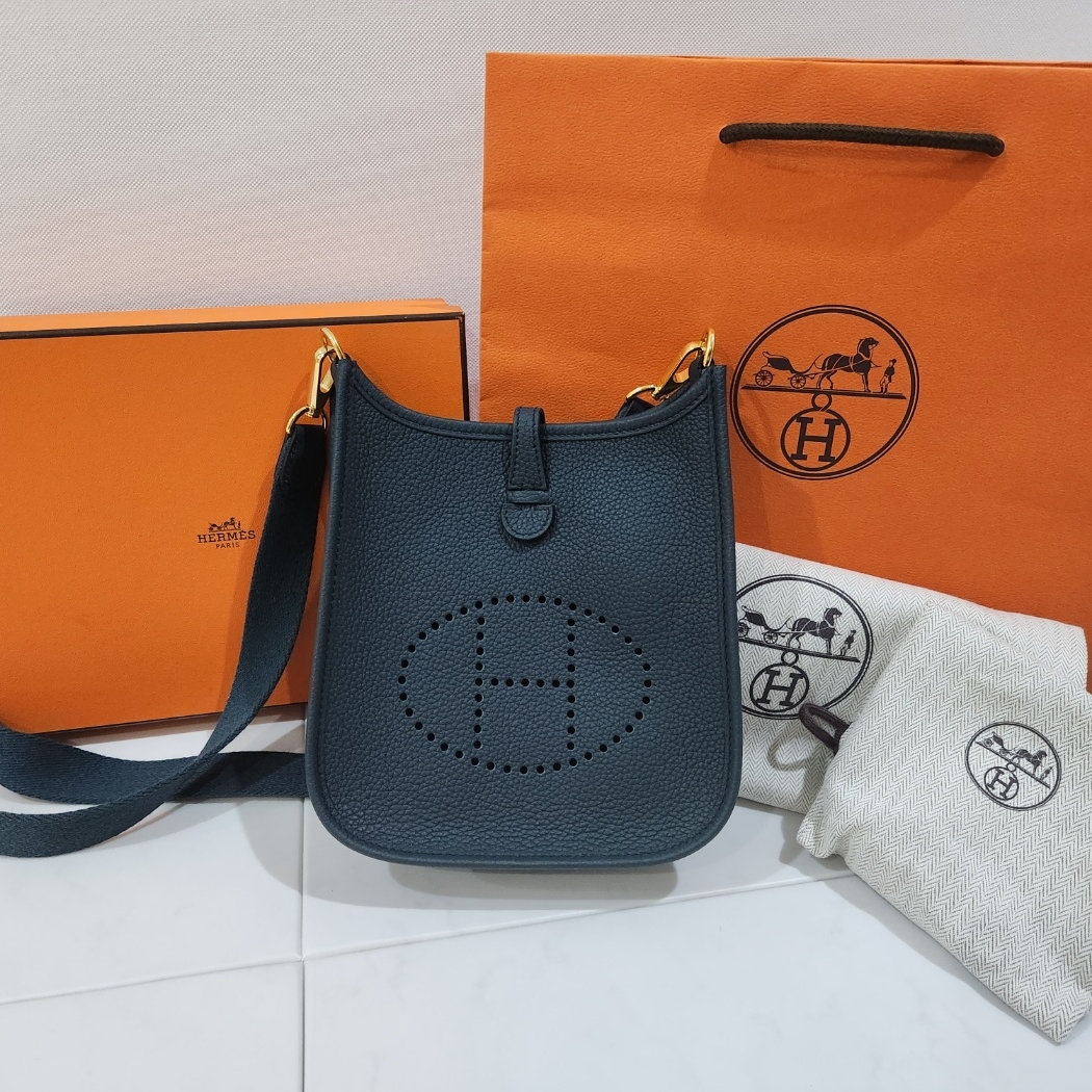 Hermes Evelyne 16 Amazone Bag Maurice & Gold Vert Rousseau Vert Cypres 착용 스타일