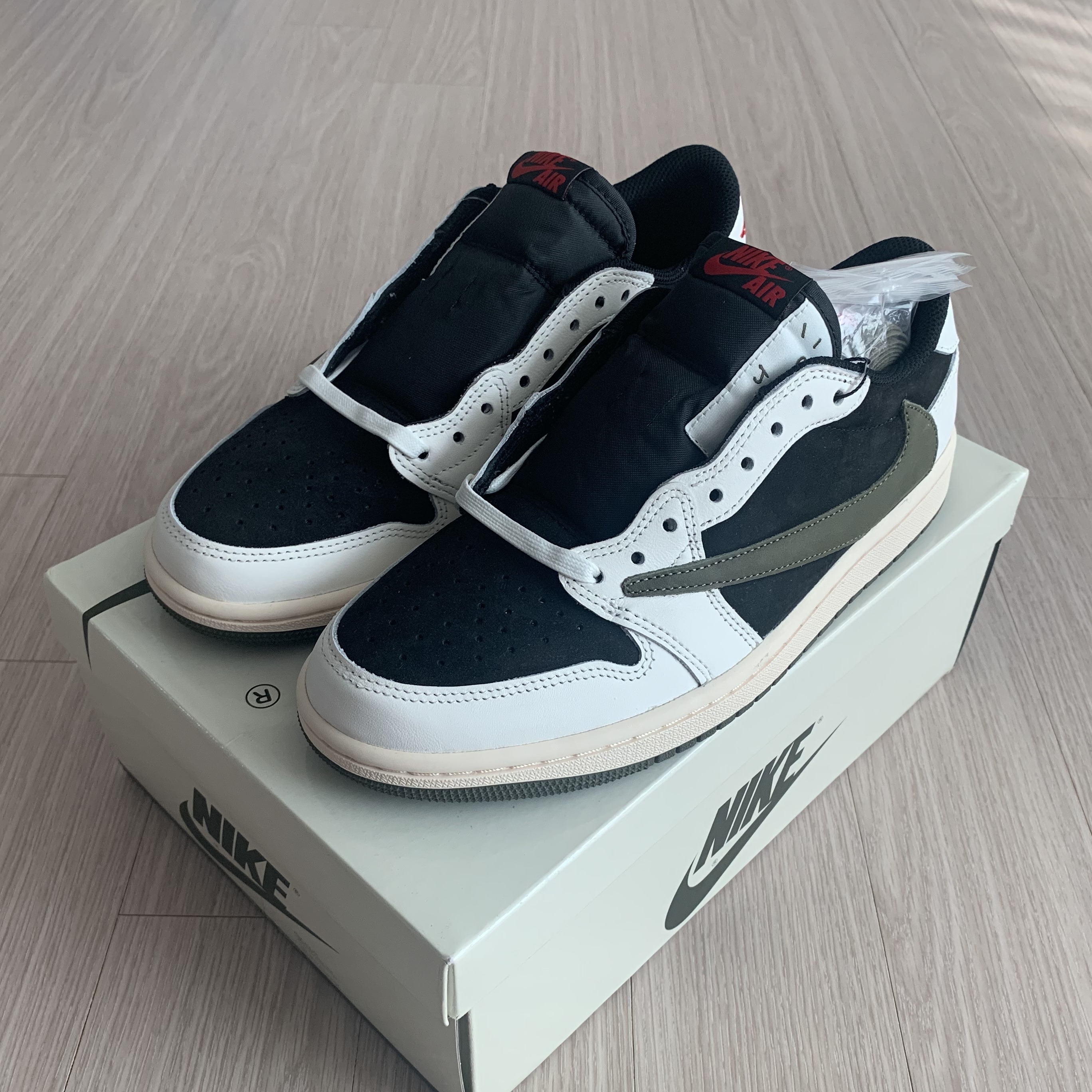 (W) Jordan 1 x Travis Scott Retro Low OG SP Medium Olive 착용 스타일 - 1