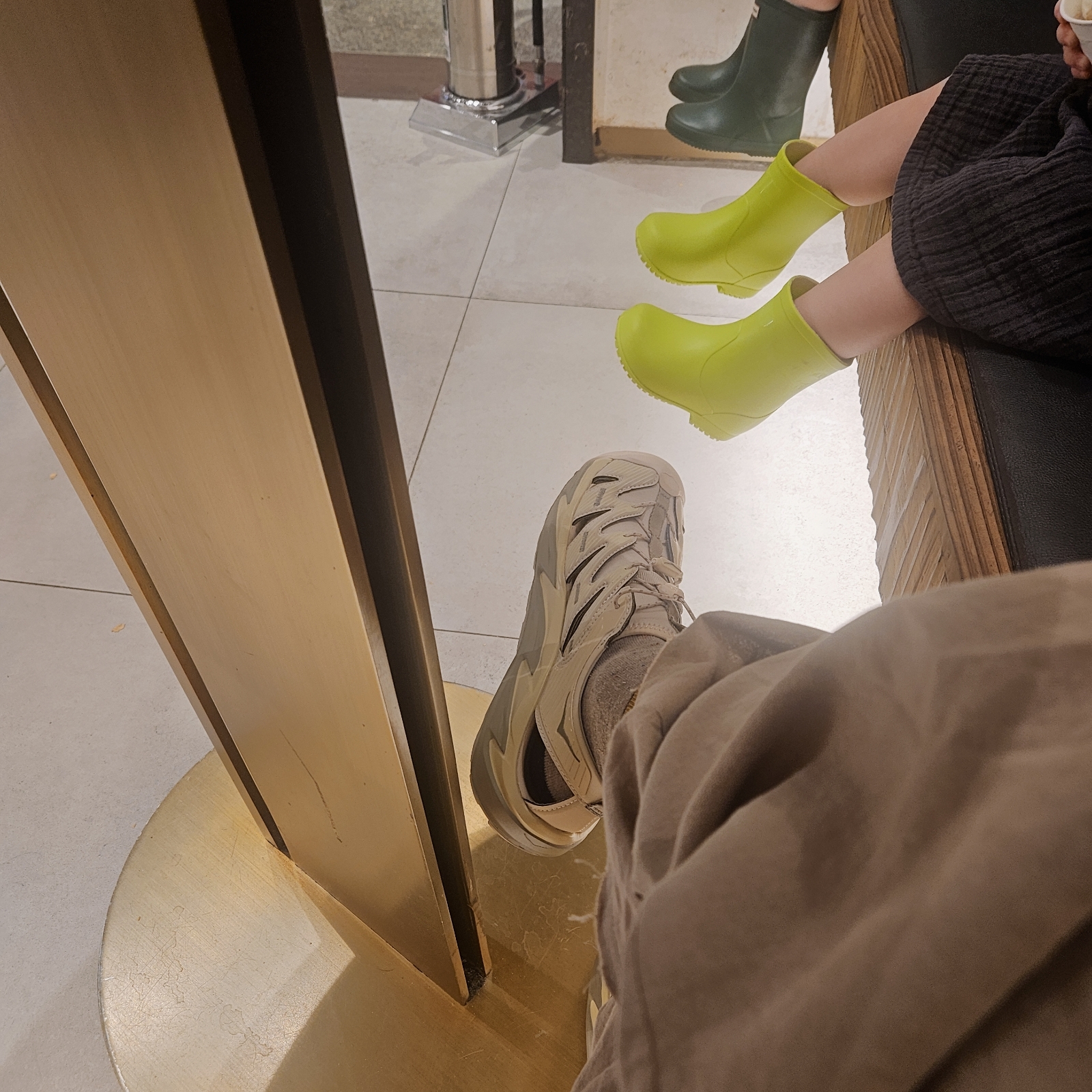Hoka Hopara Shifting Sand Dune 착용 스타일