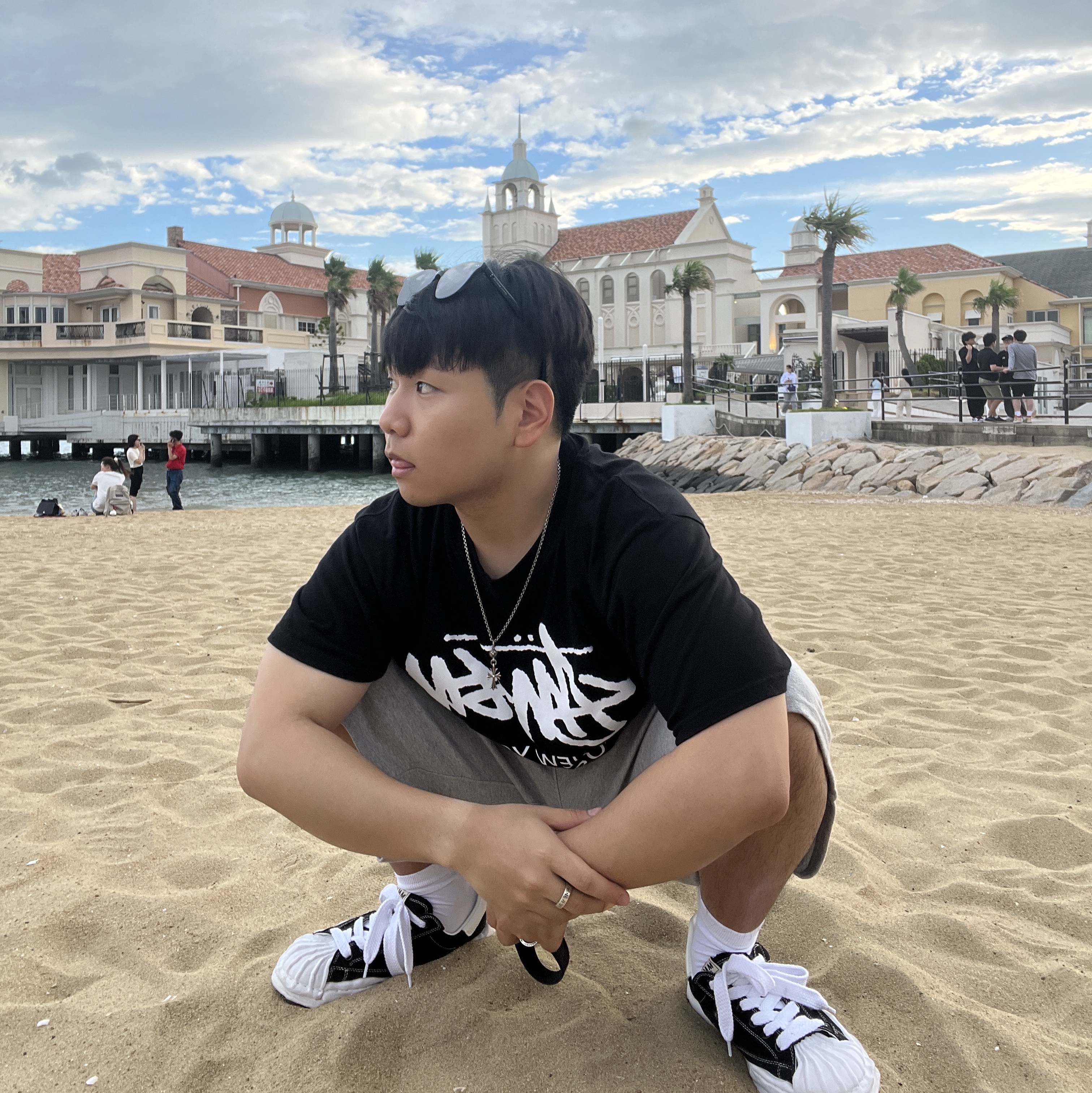 Stussy Tour T-Shirt Black, Maison Mihara Yasuhiro Blakey OG Sole Canvas Low-top Sneakers Black White 착용 스타일 - 1