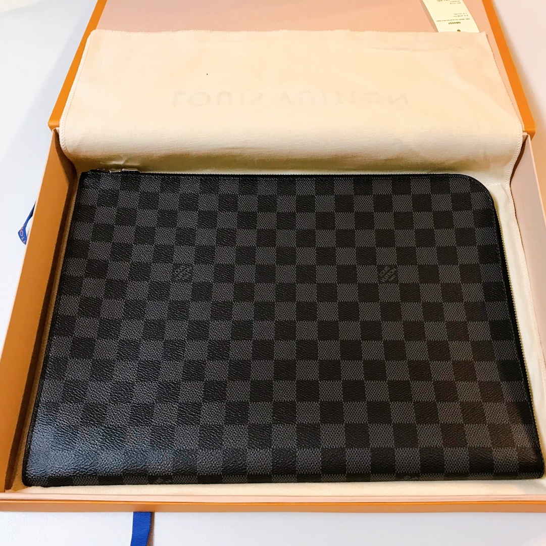 Louis Vuitton Pochette Jour GM Damier Graphite 착용 스타일 - 2