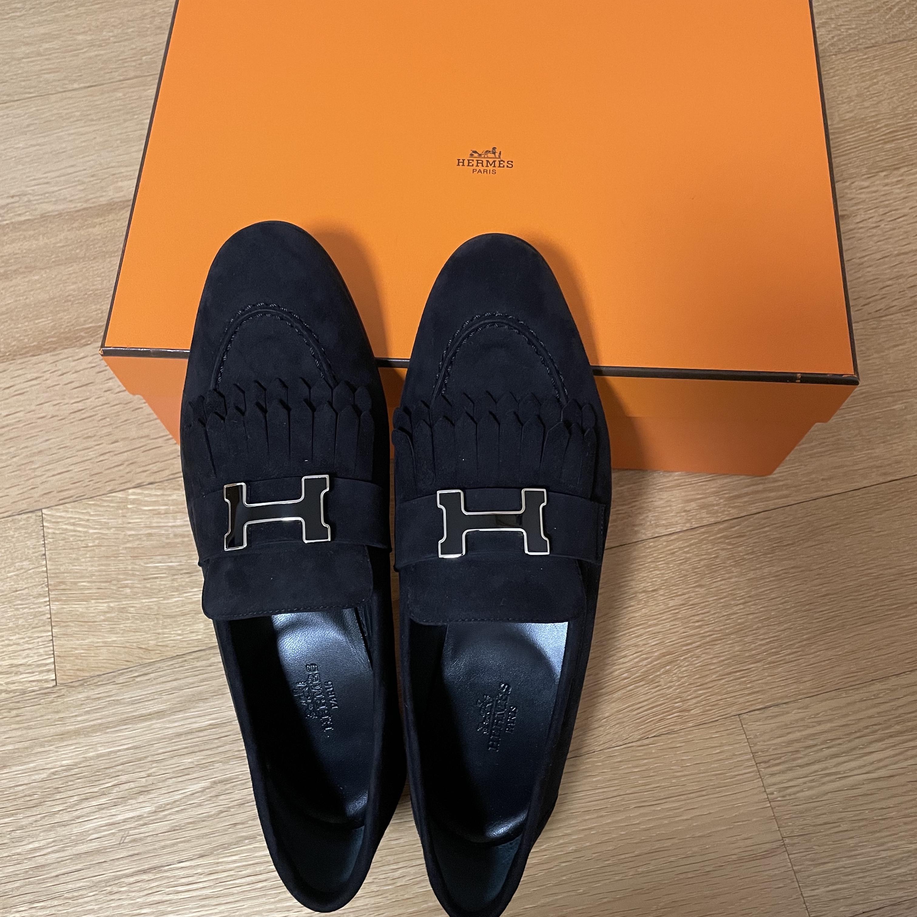 (W) Hermes Royal Loafers Suede Goatskin & Lacquered Palladium Noir 착용 스타일 - 3