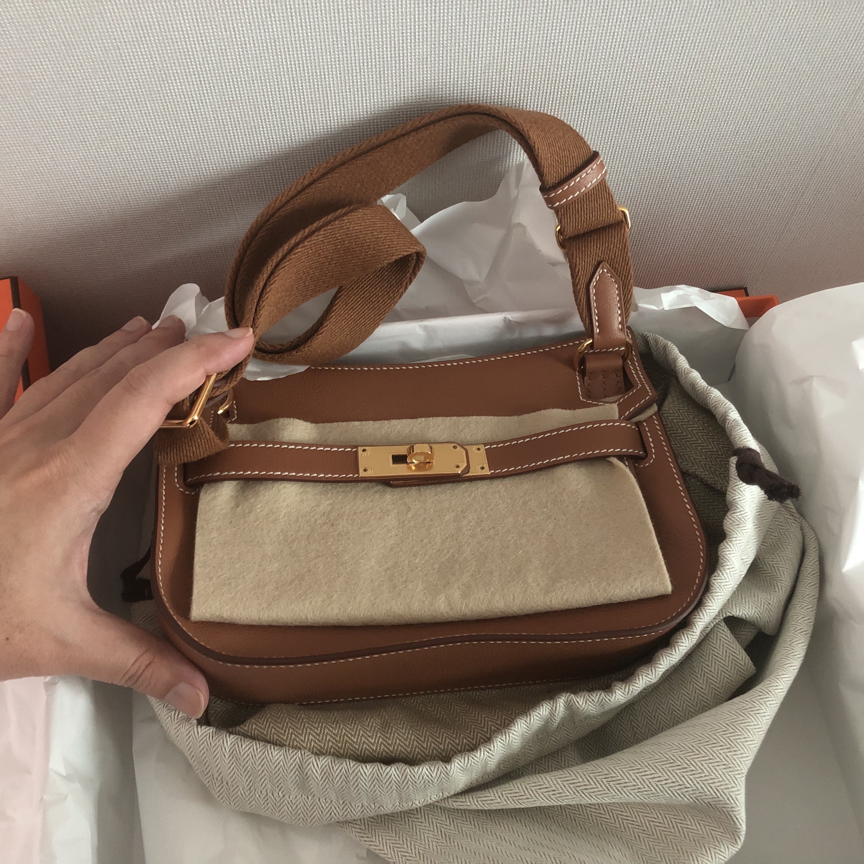 Hermes Jypsiere Mini Bag Evercolor & Gold 착용 스타일 - 4