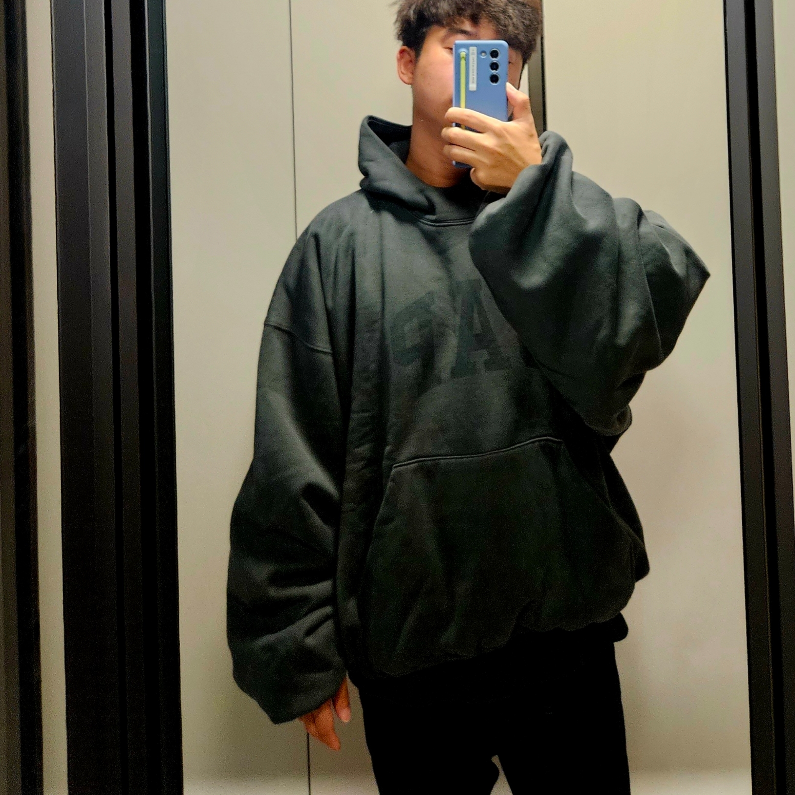 Yeezy Gap Engineered By Balenciaga Dove Hoodie Black 착용 스타일 - 1
