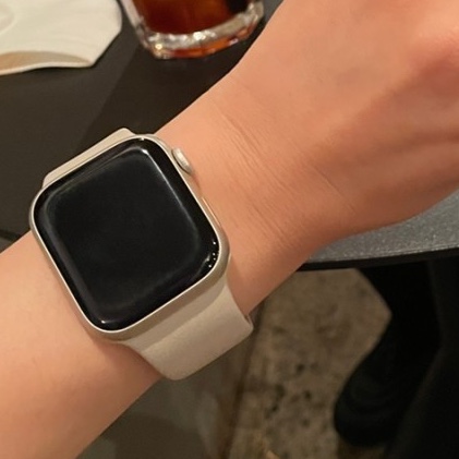 Apple Watch Series 8 41mm GPS Starlight Aluminium Case with Sport Band Starlight (Korean Ver.) 착용 스타일