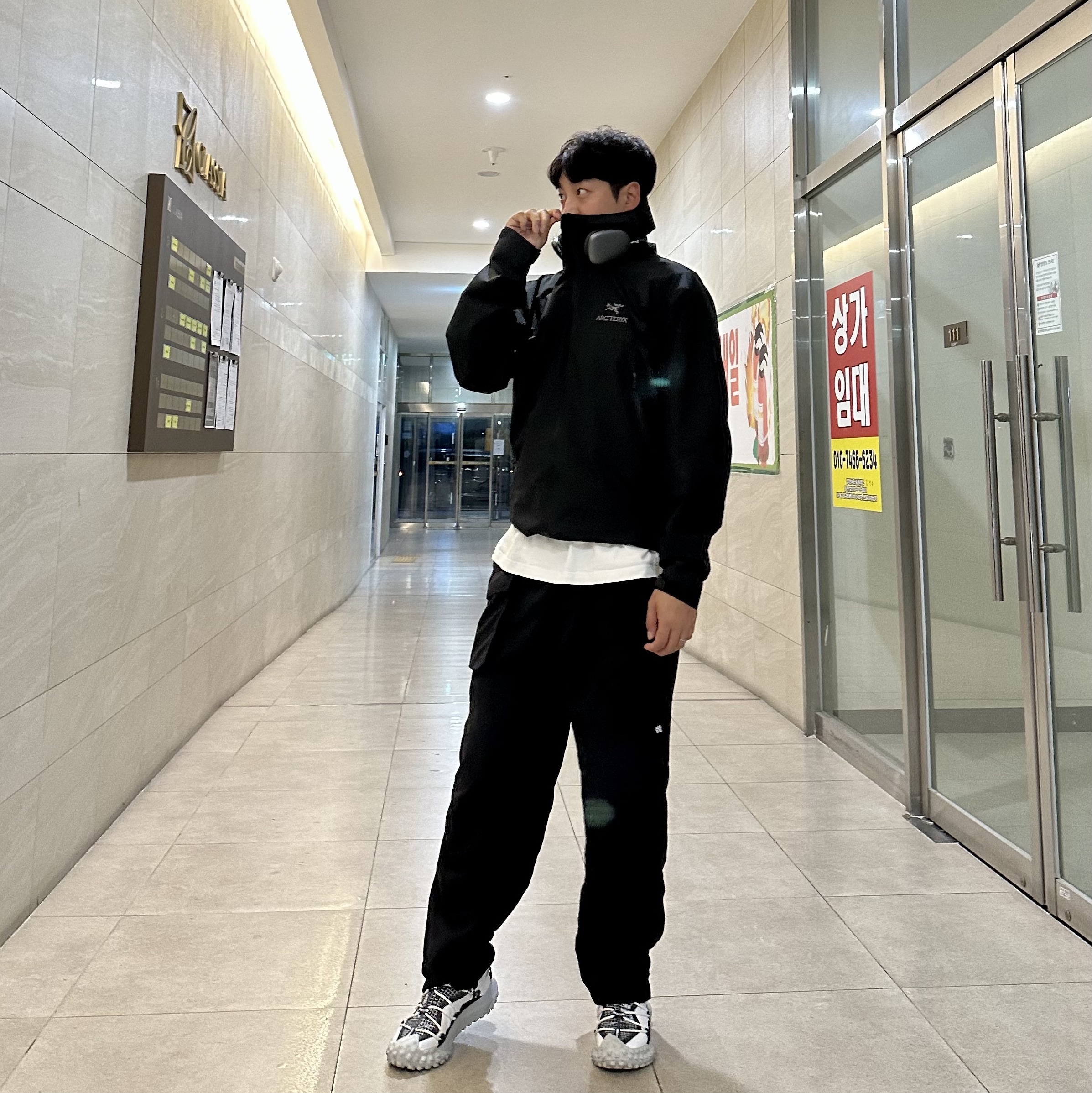 Arc'teryx Beta Long Jacket Black, Apple AirPods Max Lightning Space Gray (Korean Ver.) 착용 스타일