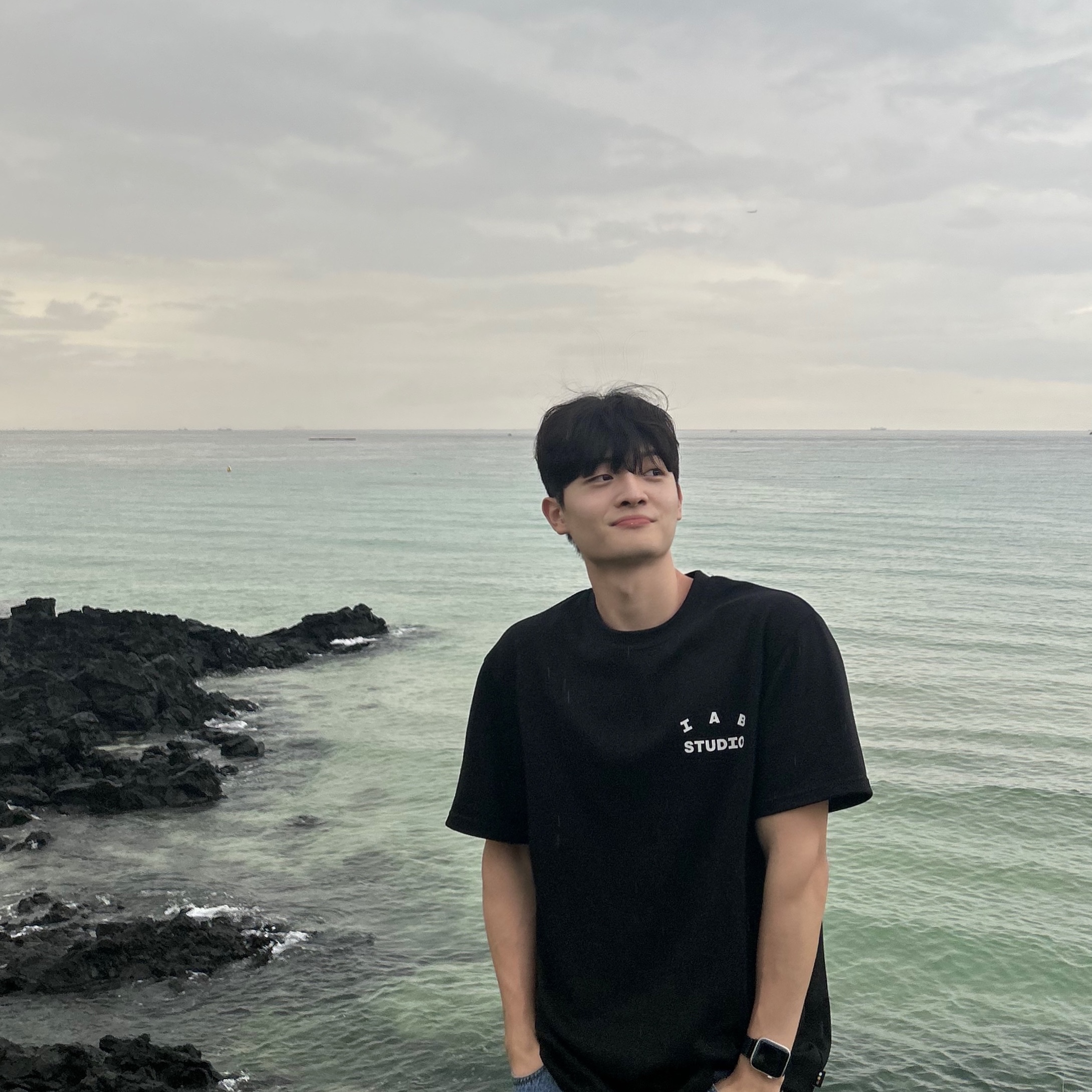 IAB Studio 10th Anniversary T-Shirt Black 착용 스타일 - 2