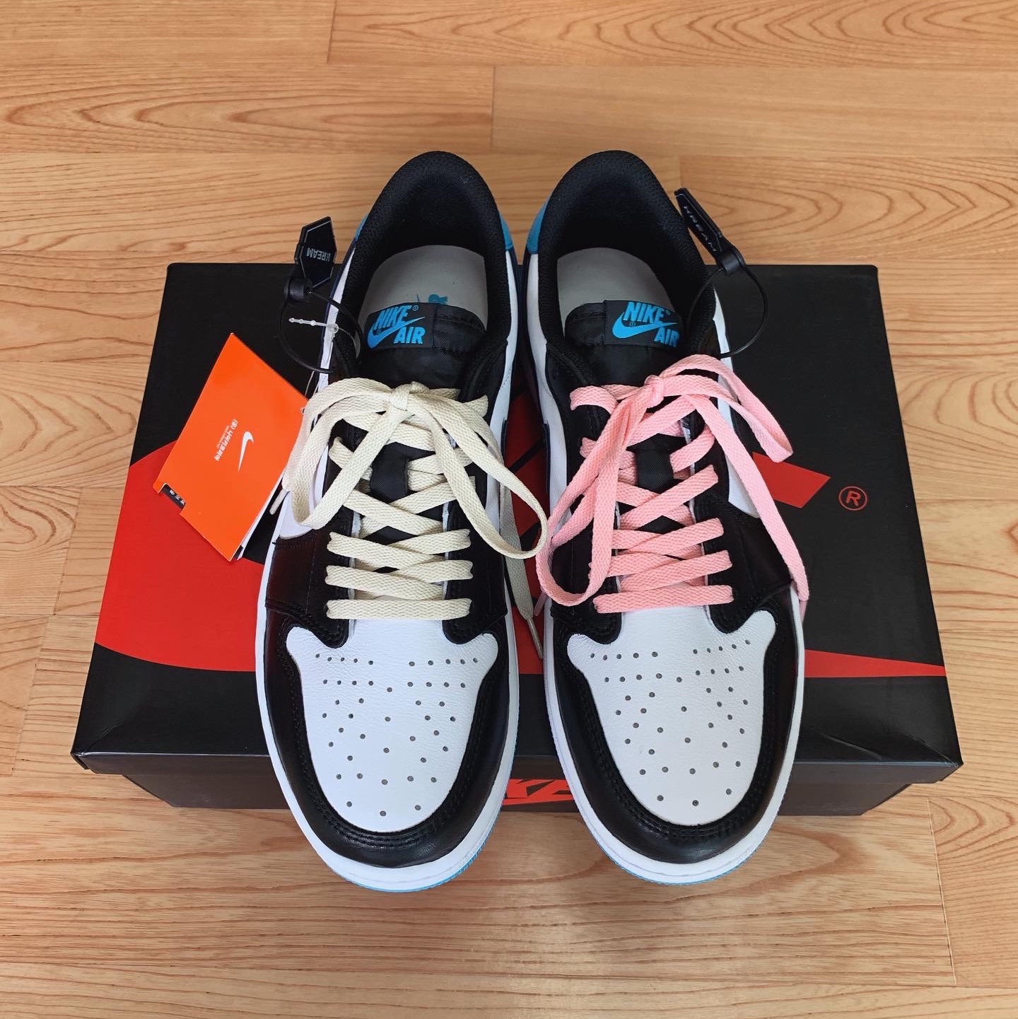 Jordan 1 Retro Low OG Black and Dark Powder Blue 착용 스타일 - 2