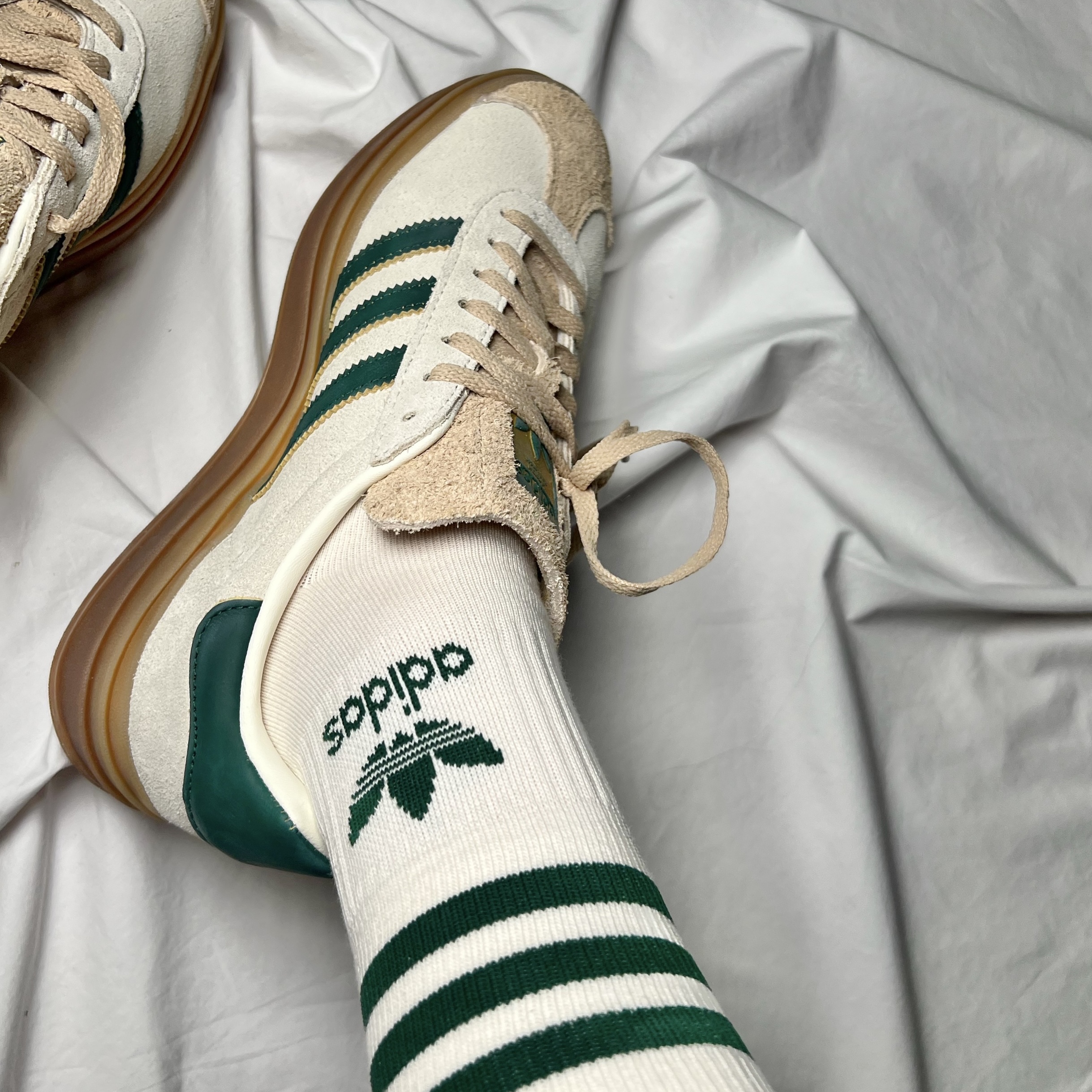 (W) Adidas Gazelle Bold Cream White Collegiate Green 착용 스타일 - 2