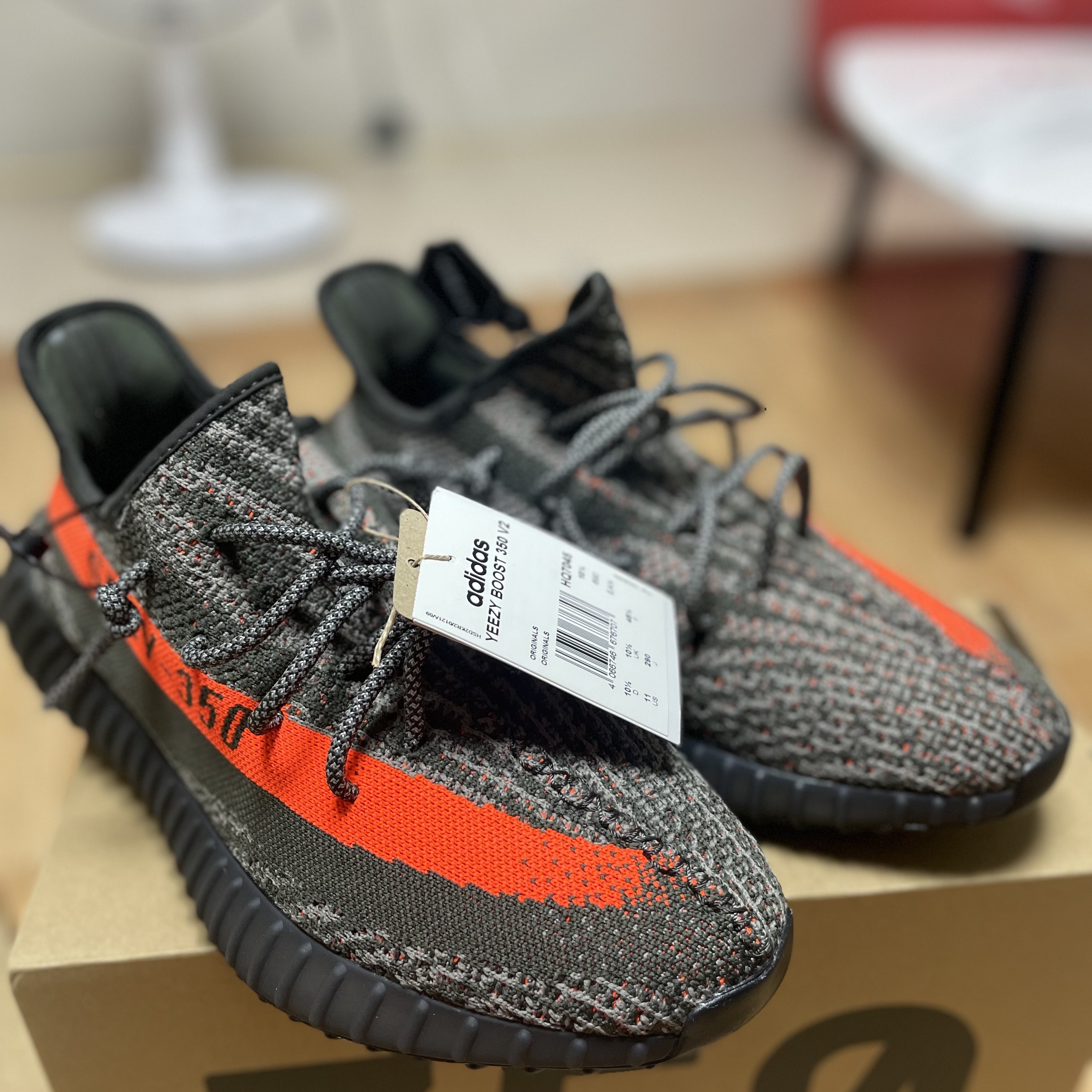 Adidas Yeezy Boost 350 V2 Carbon Beluga 착용 스타일 - 2