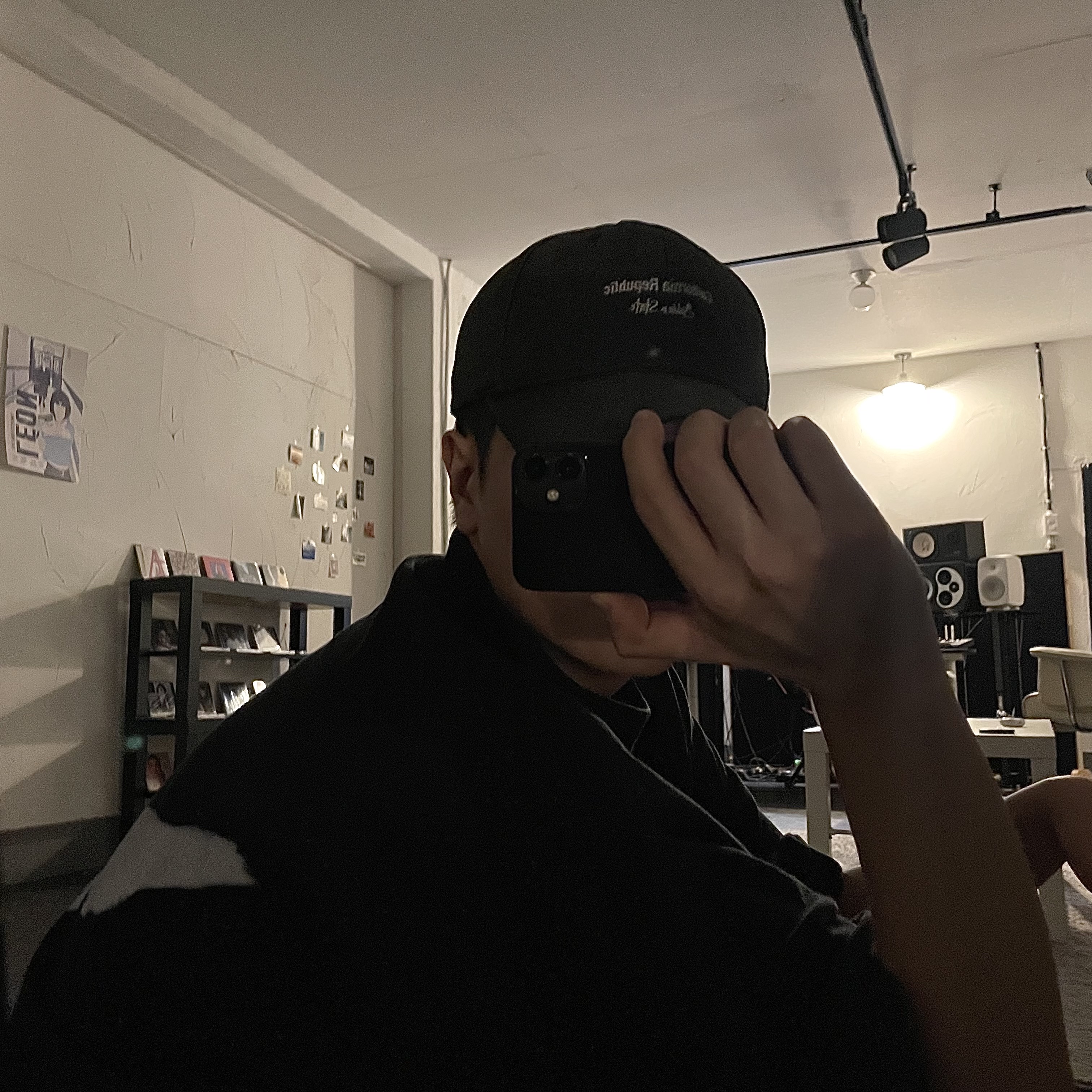 Yeezy Gap Engineered By Balenciaga Dove 3/4 Sleeve T-Shirt Black 착용 스타일 - 1
