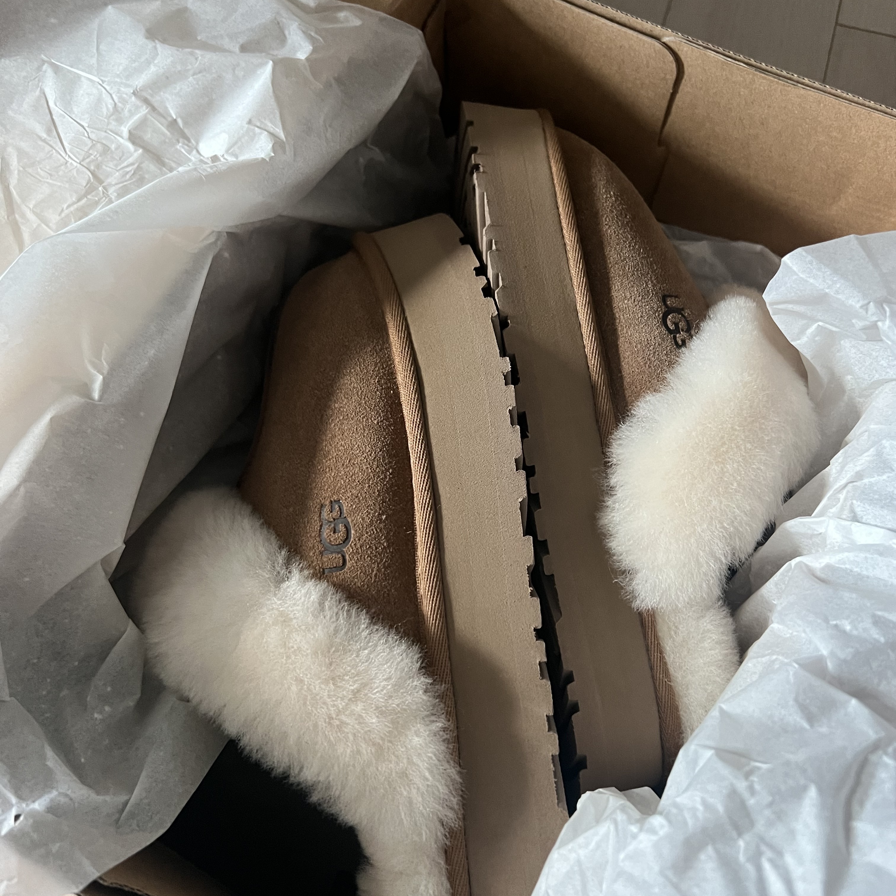 (W) UGG Disquette Slipper Chestnut 착용 스타일 - 2