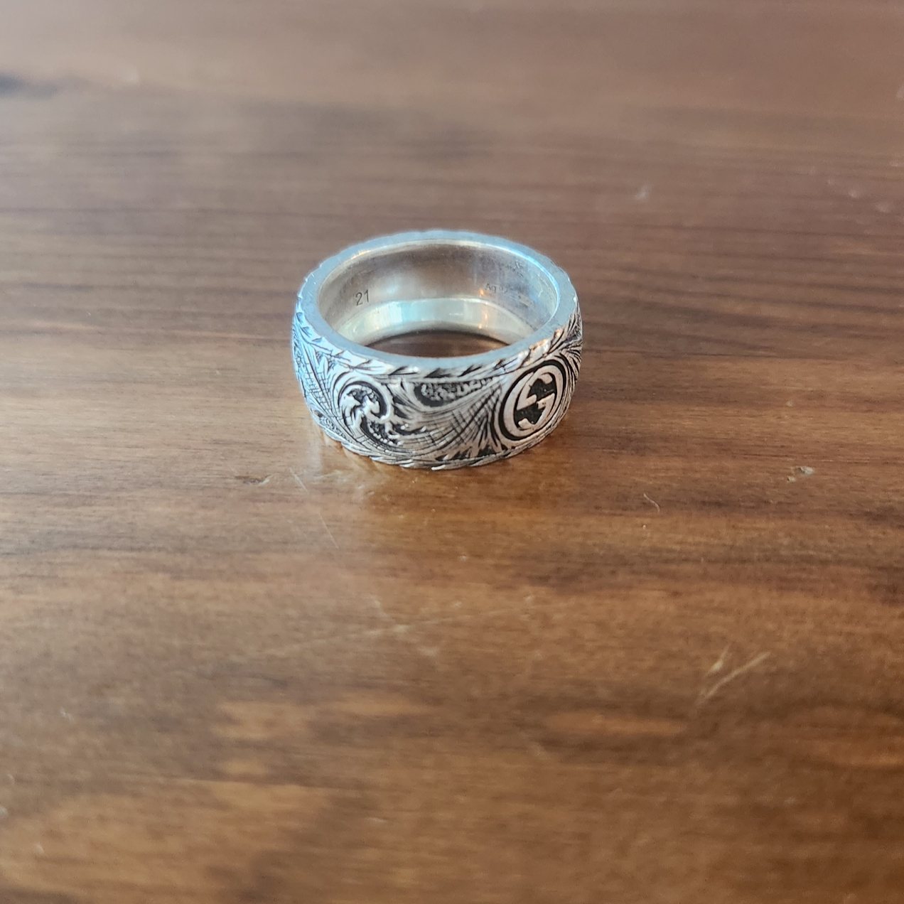 Gucci Thin Silver Ring With Feline Head Silver Aged Dark Finish 착용 스타일 - 2