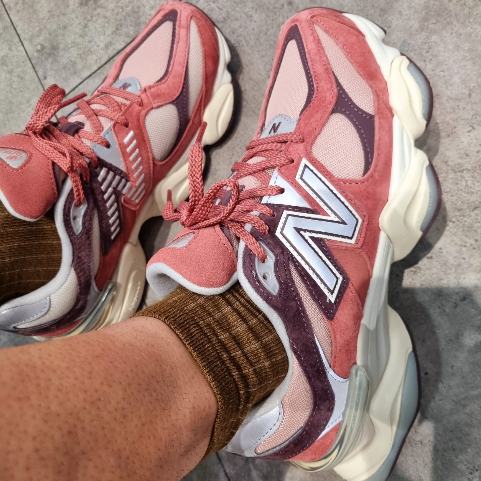 New Balance 9060 Cherry Blossom 착용 스타일