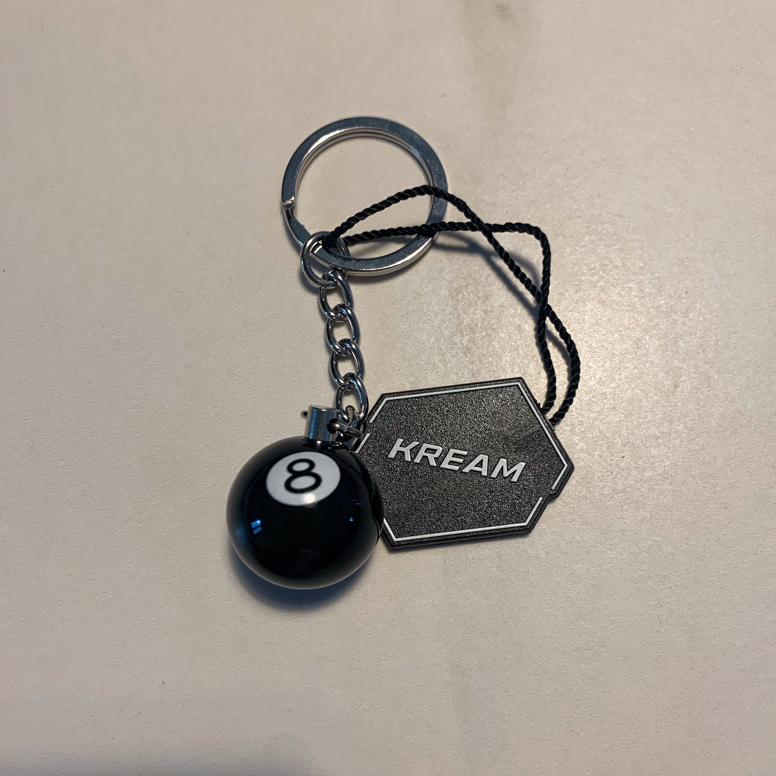 Stussy 8 Ball Keychain Black 착용 스타일