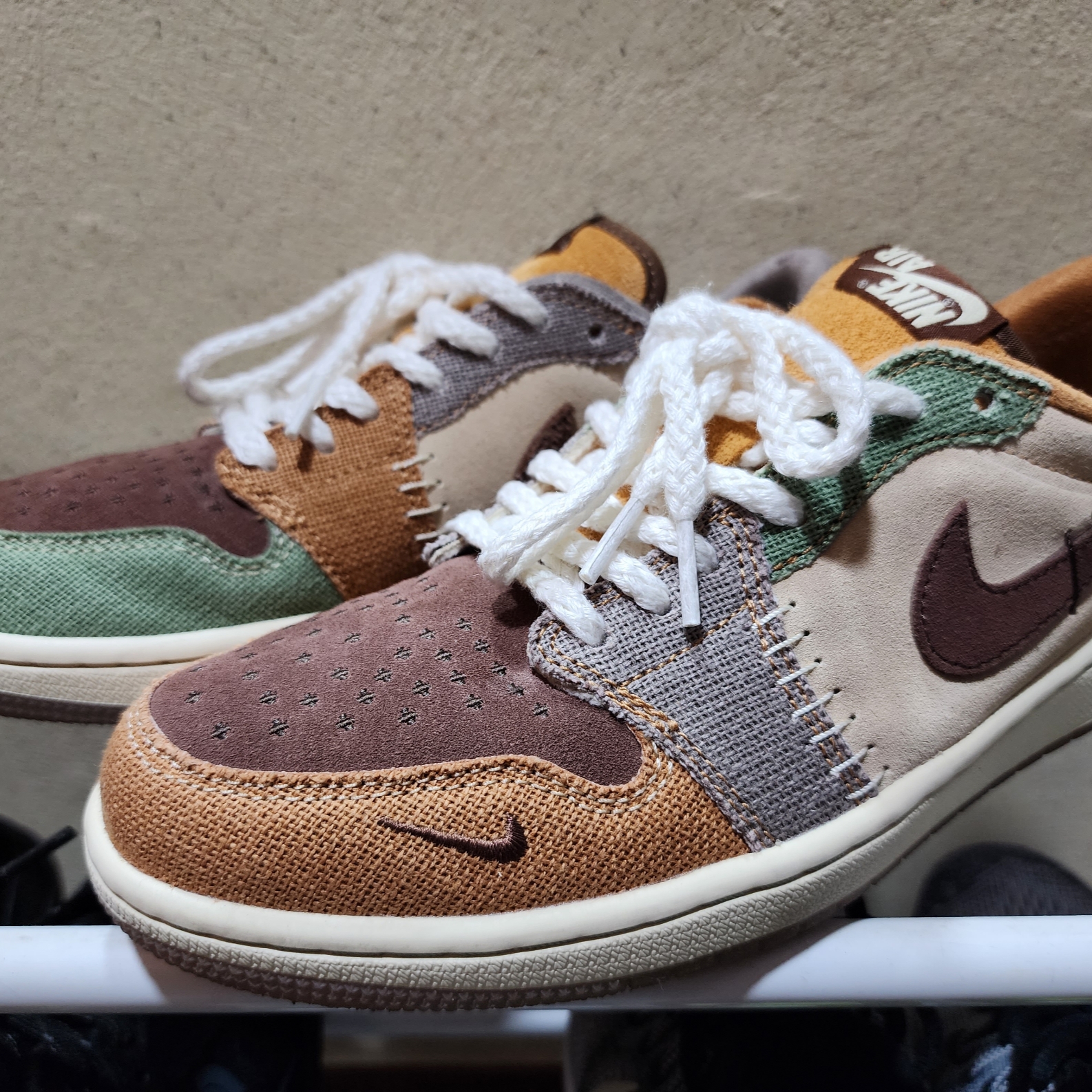 Jordan 1 x Zion Williamson Retro Low OG Flax and Oil Green 착용 스타일