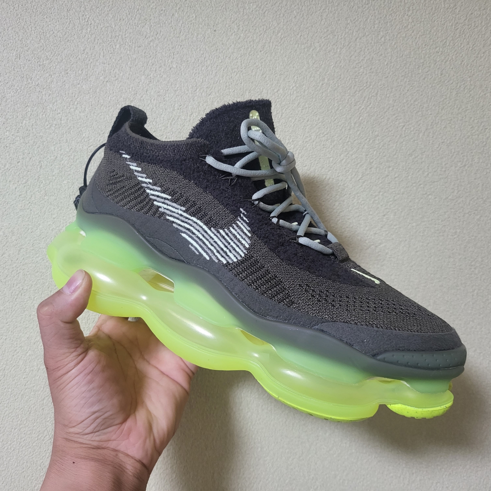Nike Air Max Scorpion Flyknit Barely Volt 착용 스타일 - 2