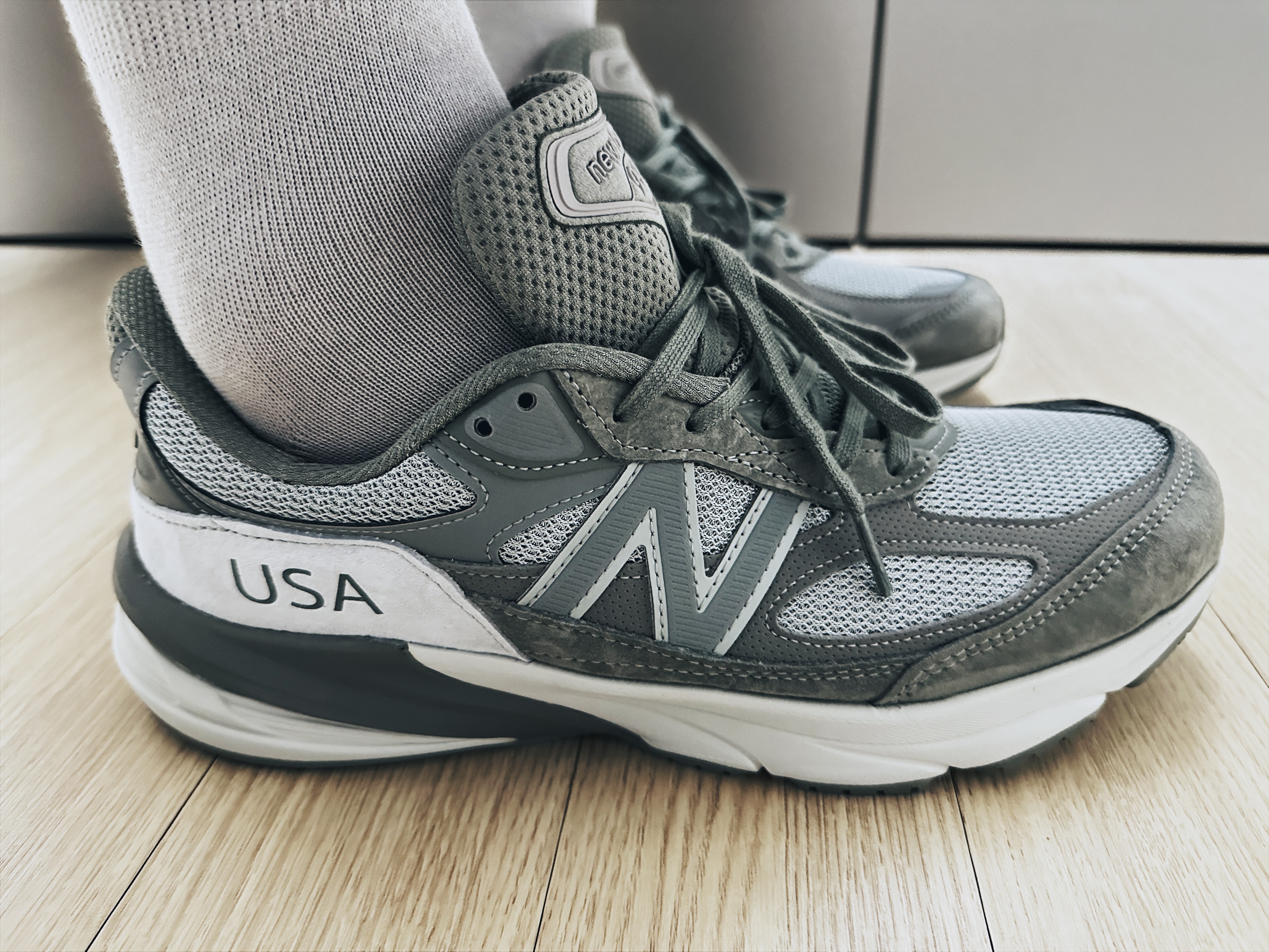 New Balance x WTAPS 990v6 Made in USA Moon Mist Mirage Gray 착용 스타일 - 1