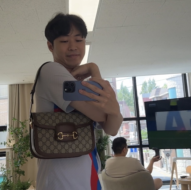 Gucci Horsebit 1955 Shoulder Bag Beige Ebony 착용 스타일