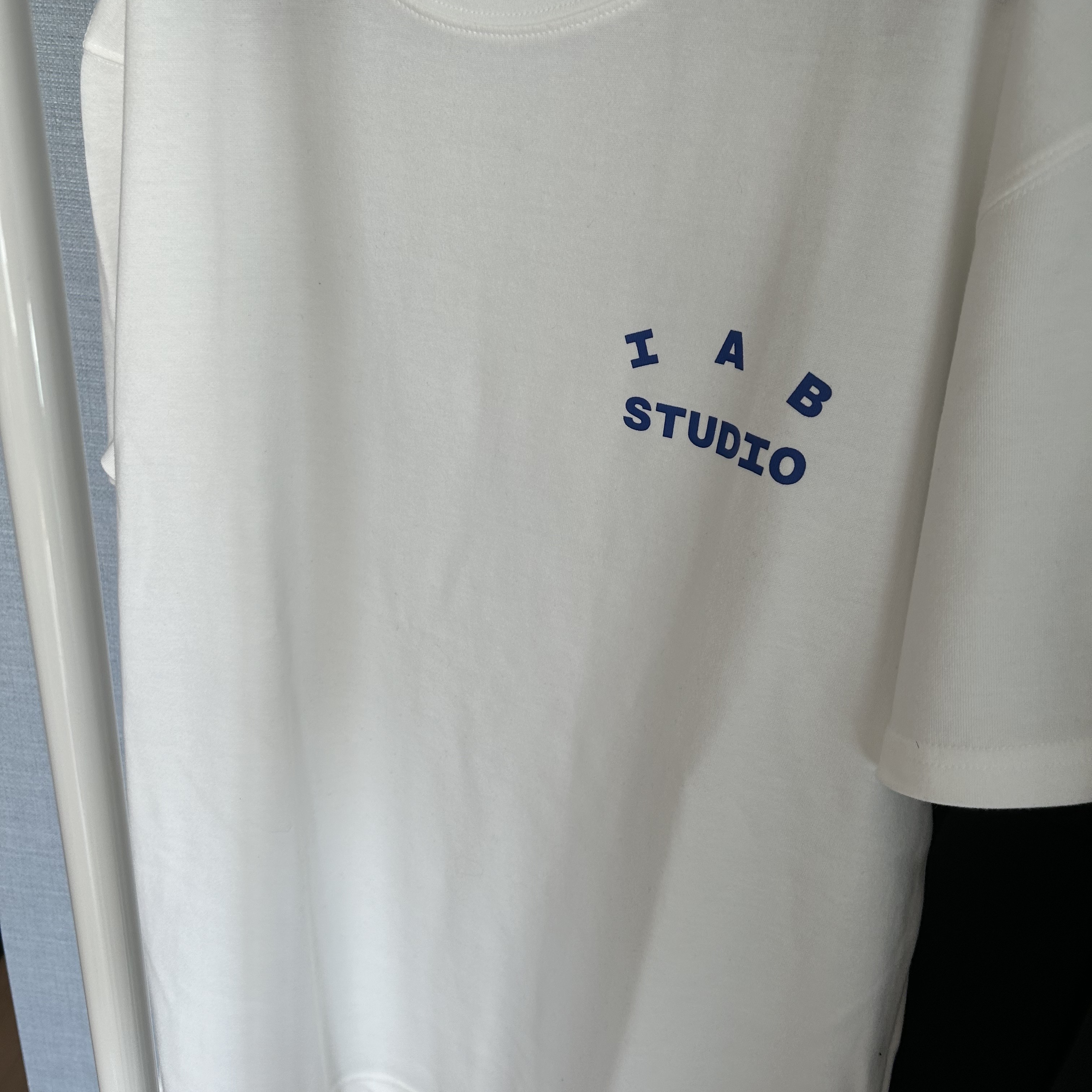 IAB Studio 10th Anniversary T-Shirt White 착용 스타일 - 2