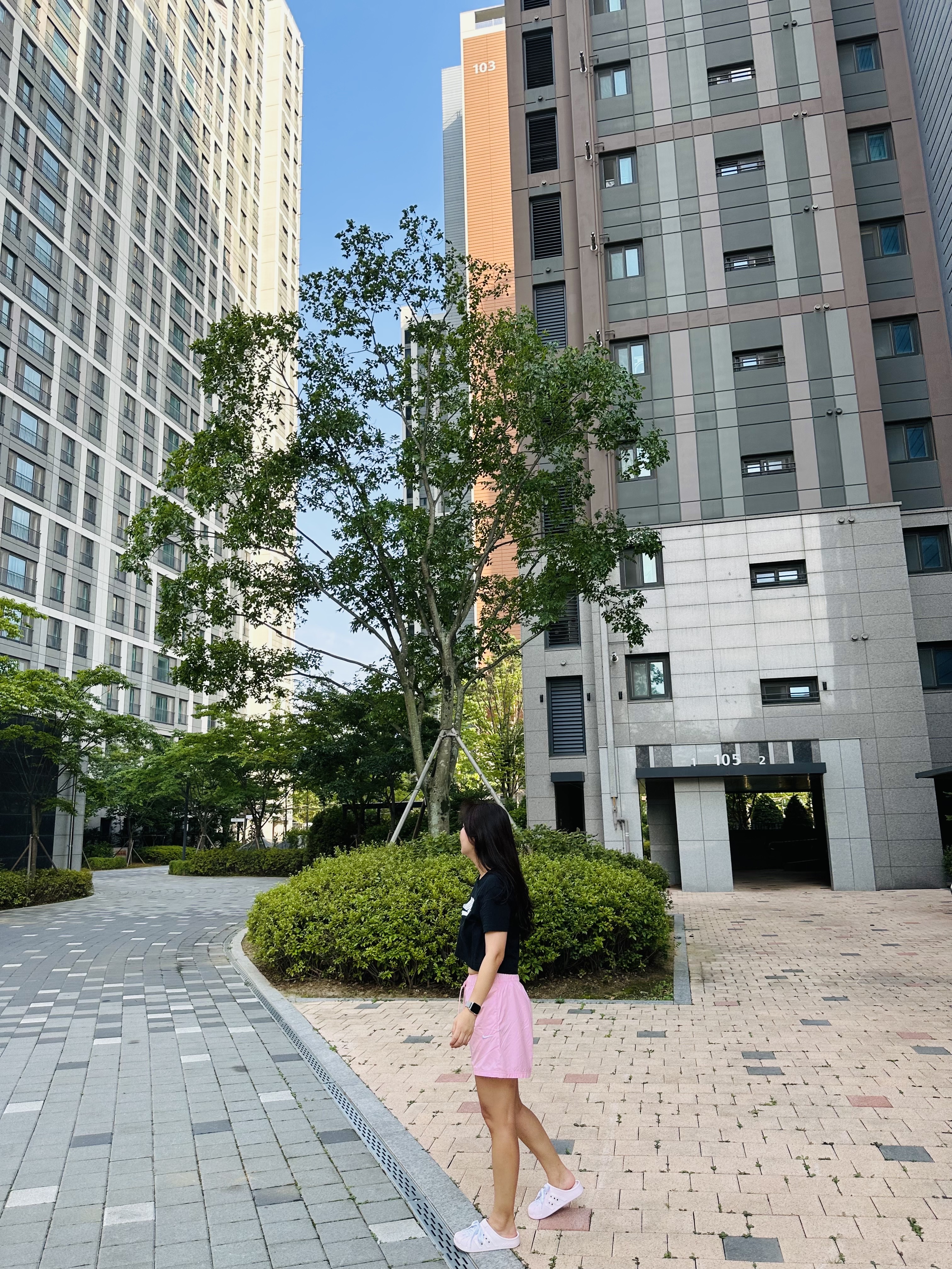 (W) Nike NSW Essential Crop Short Sleeve T-Shirt Black - Asia, (W) Nike NSW Essential Repel Mid Rise Shorts Soft Pink - Asia 착용 스타일 - 1