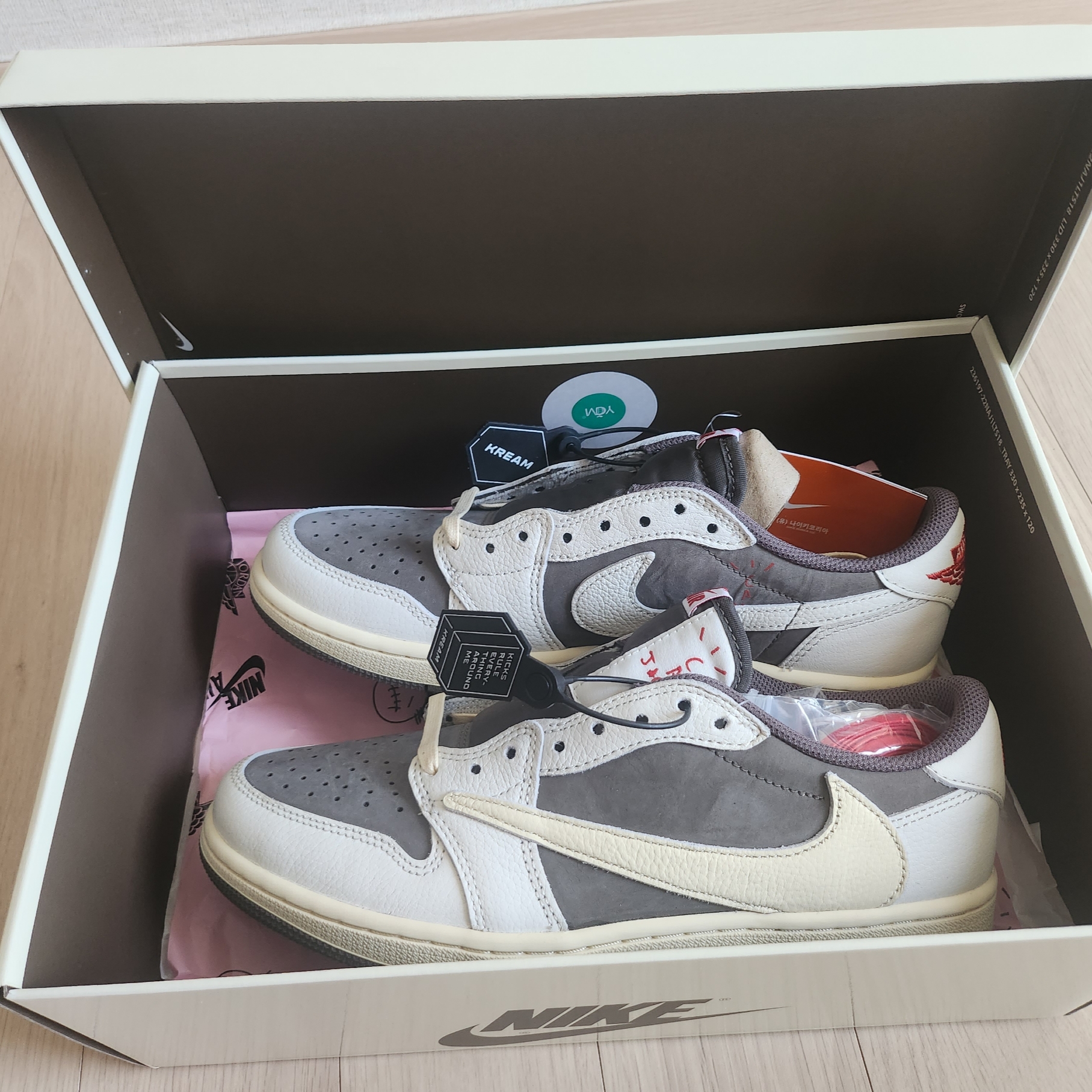 Jordan 1 x Travis Scott Retro Low OG SP Sail and Ridgerock 착용 스타일
